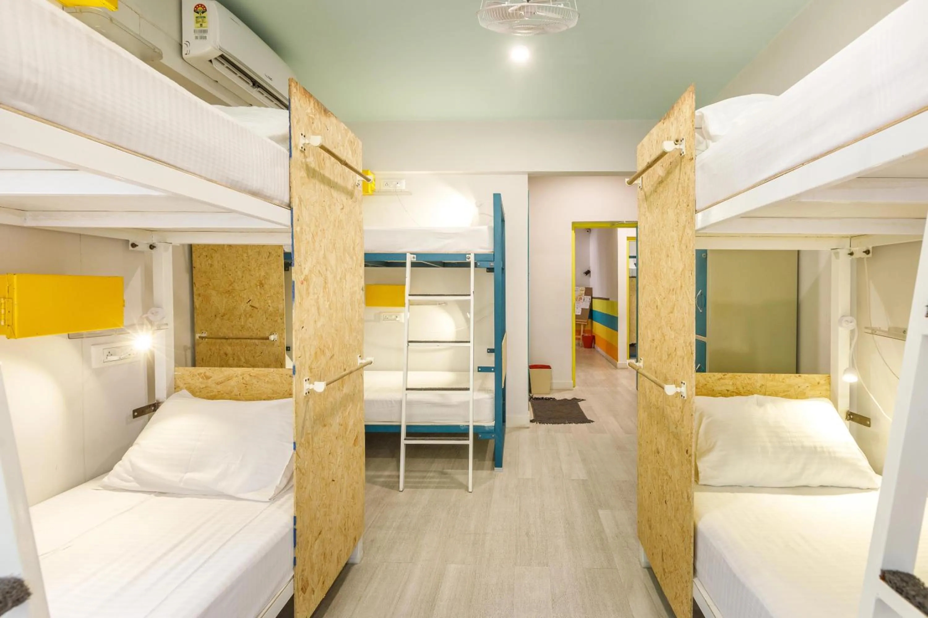 Bed in Locul Central - Church Street