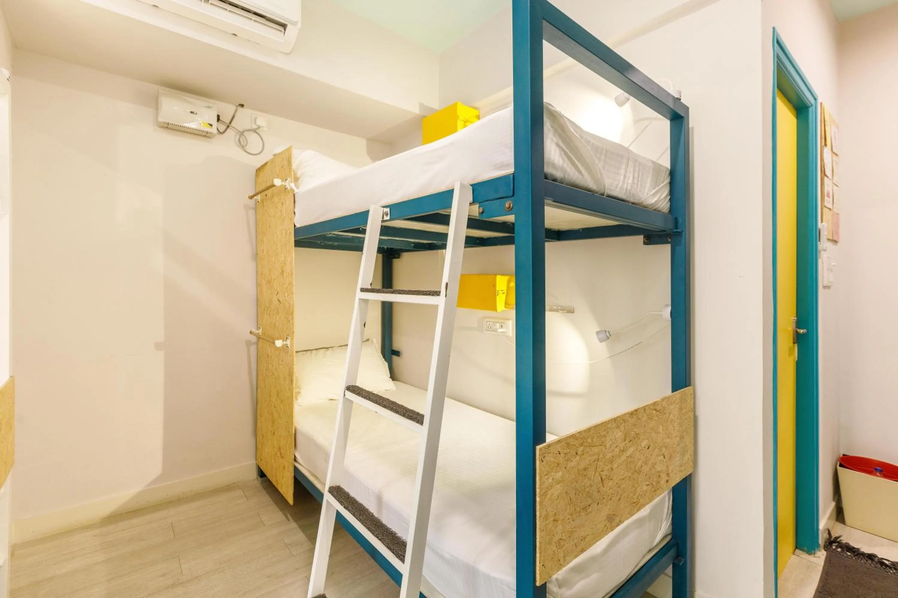 Bed in Locul Central - Church Street