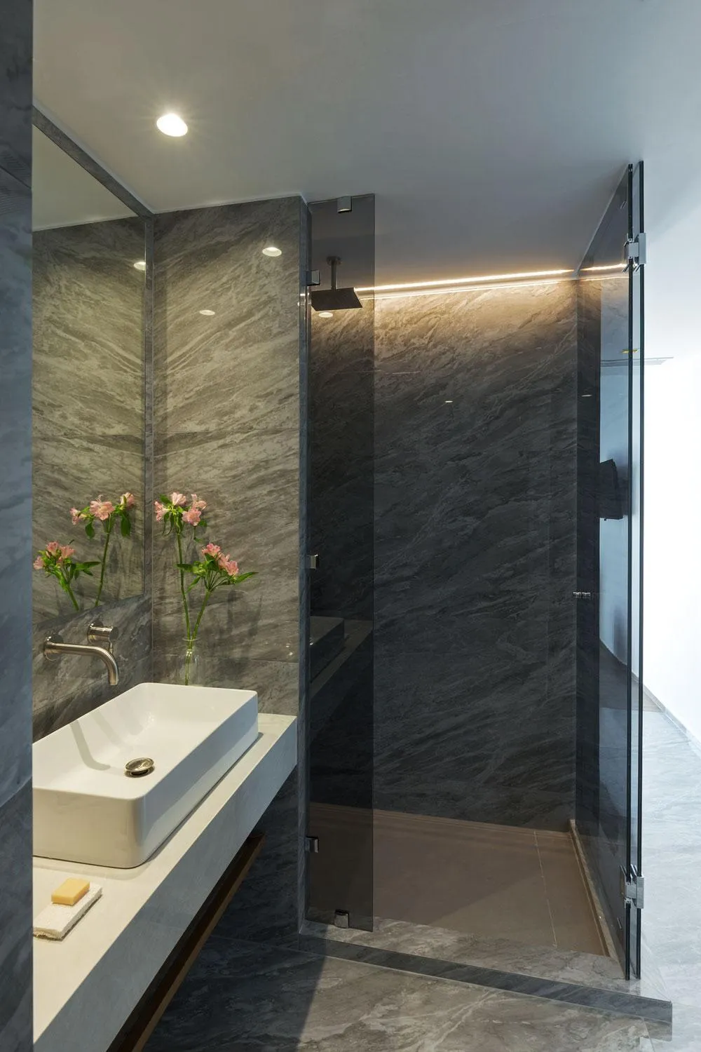 Shower in Mirabile Luxury Suites