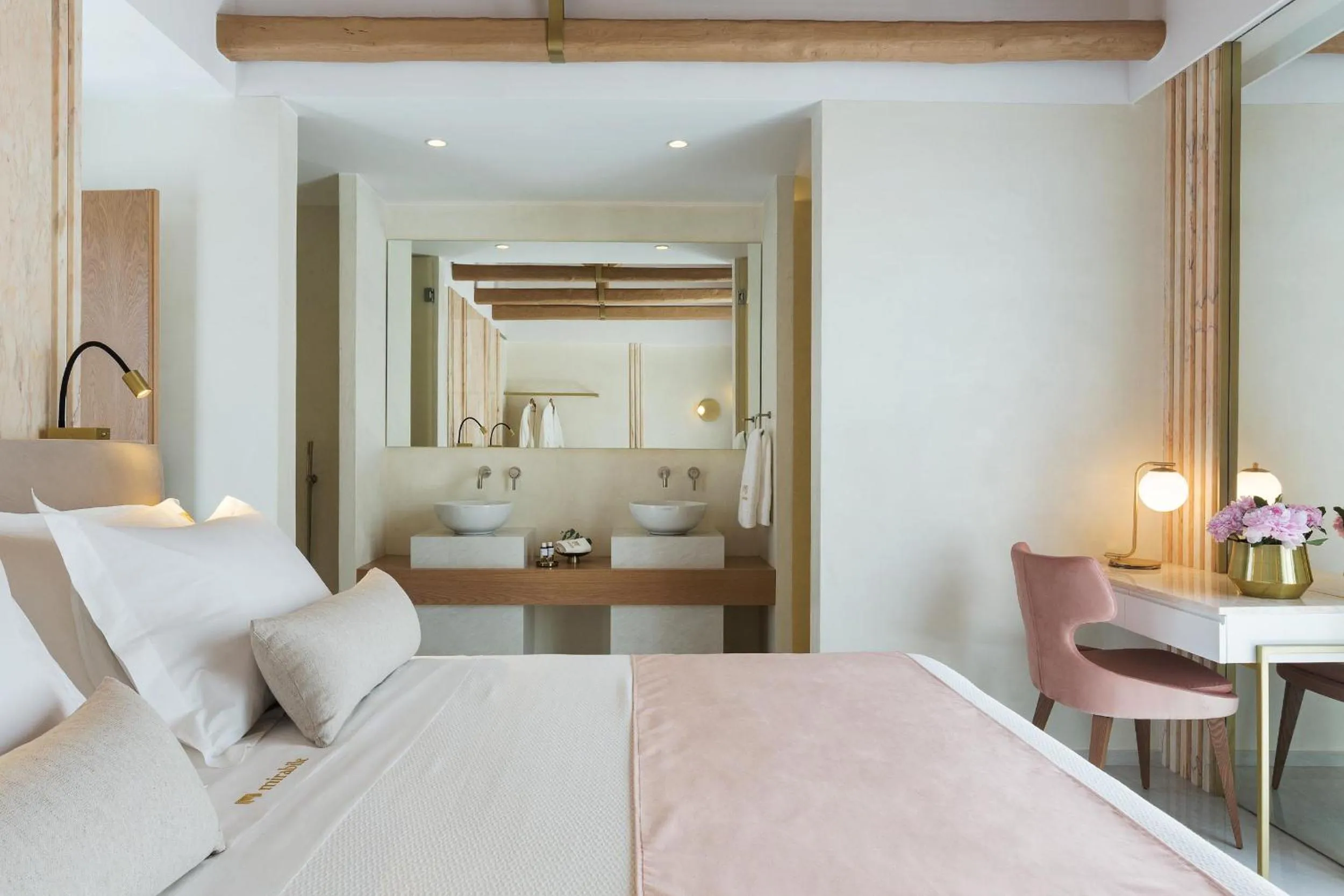 Photo of the whole room, Bed in Mirabile Luxury Suites