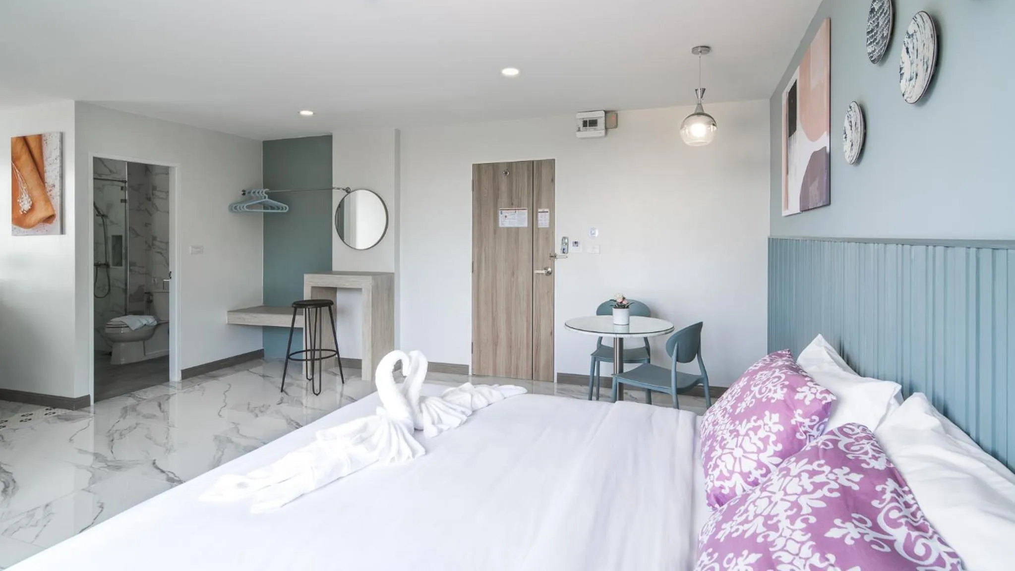 Seating area, Bed in Tree Tara hotel