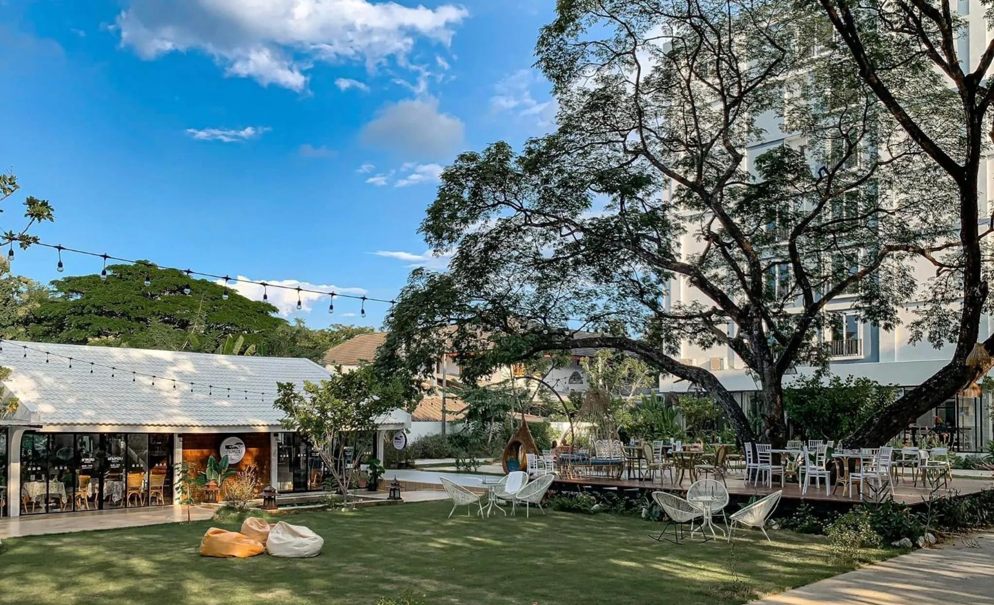 Restaurant/places to eat in Tree Tara hotel