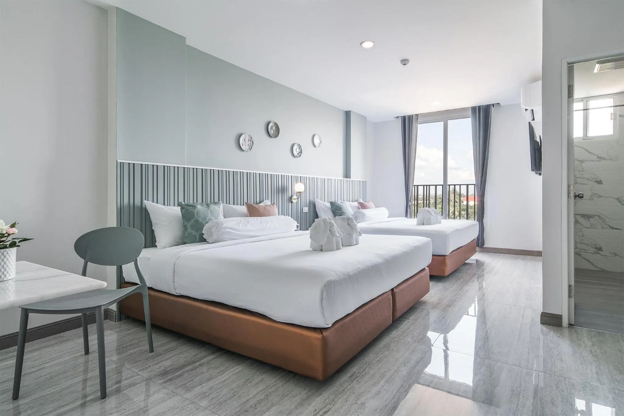 Bedroom, Bed in Tree Tara hotel