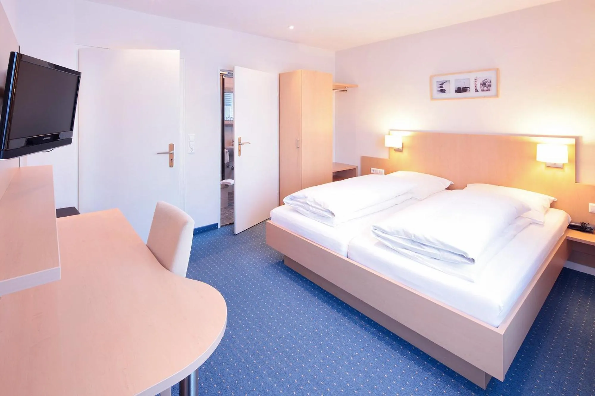 Photo of the whole room, Bed in Hotel Waldeck mit Restaurant "Florian'S"