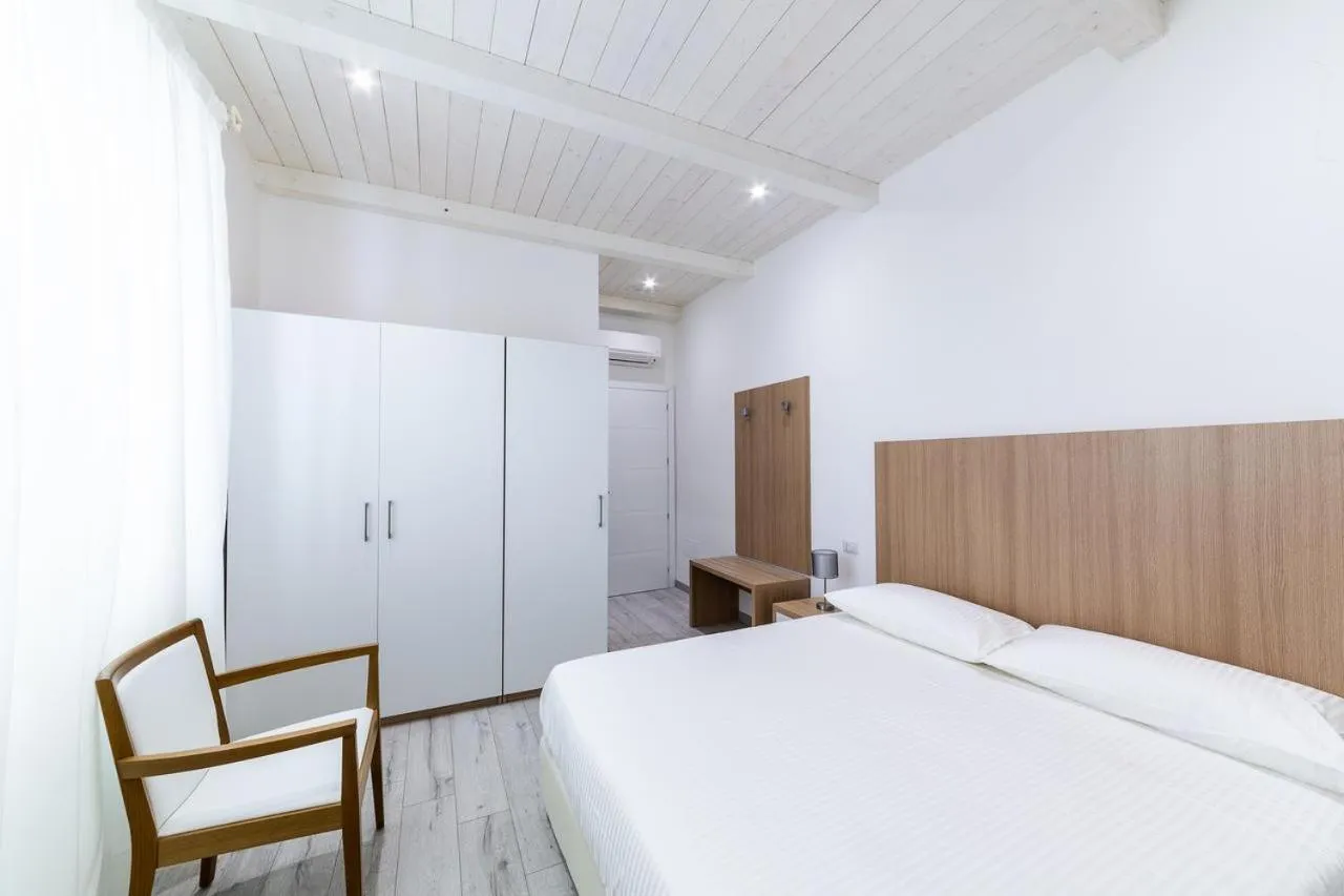 Bed in La Promenade Rooms & Suites