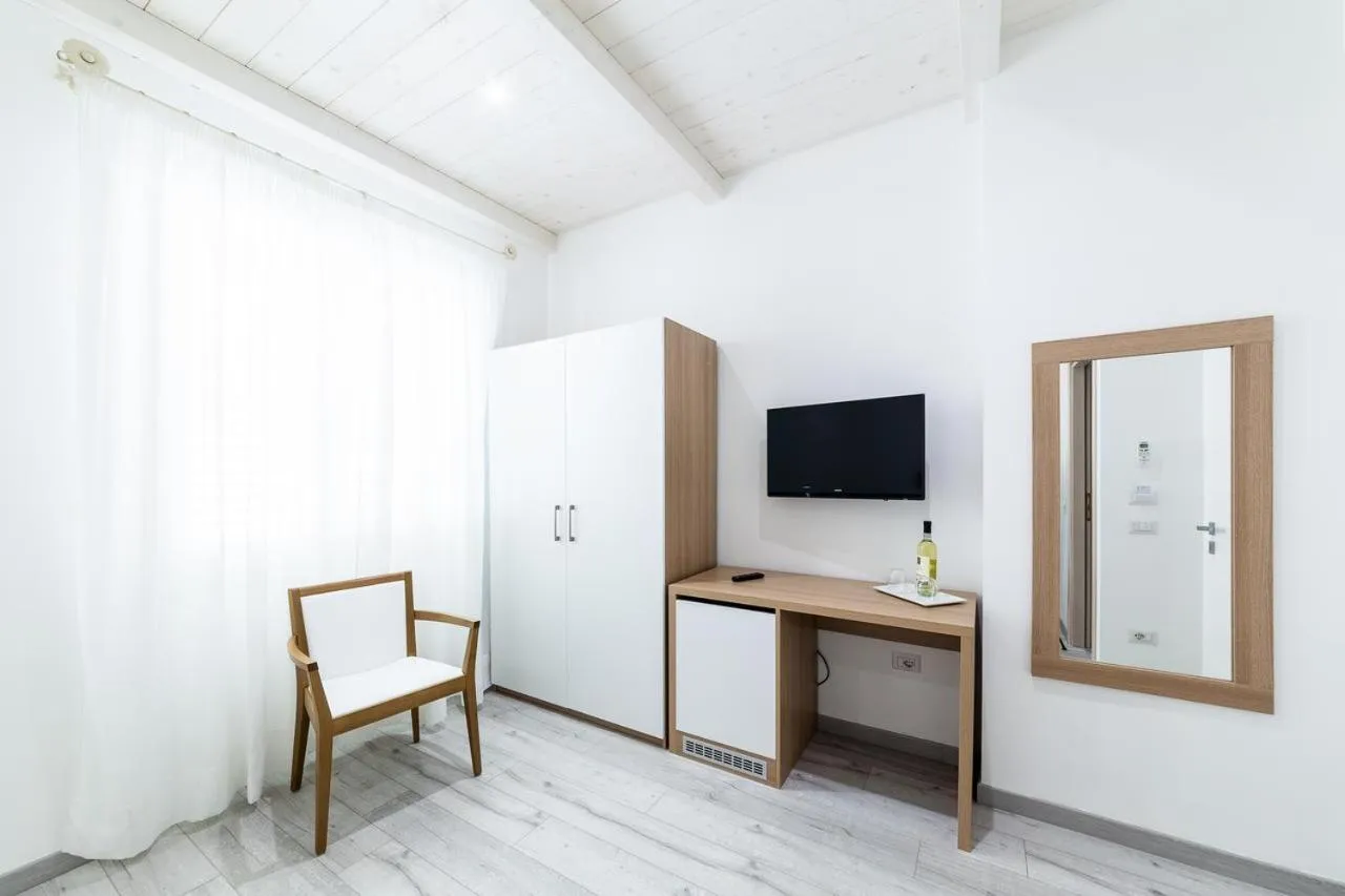 La Promenade Rooms & Suites