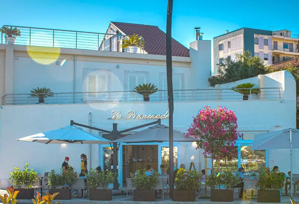 La Promenade Rooms & Suites