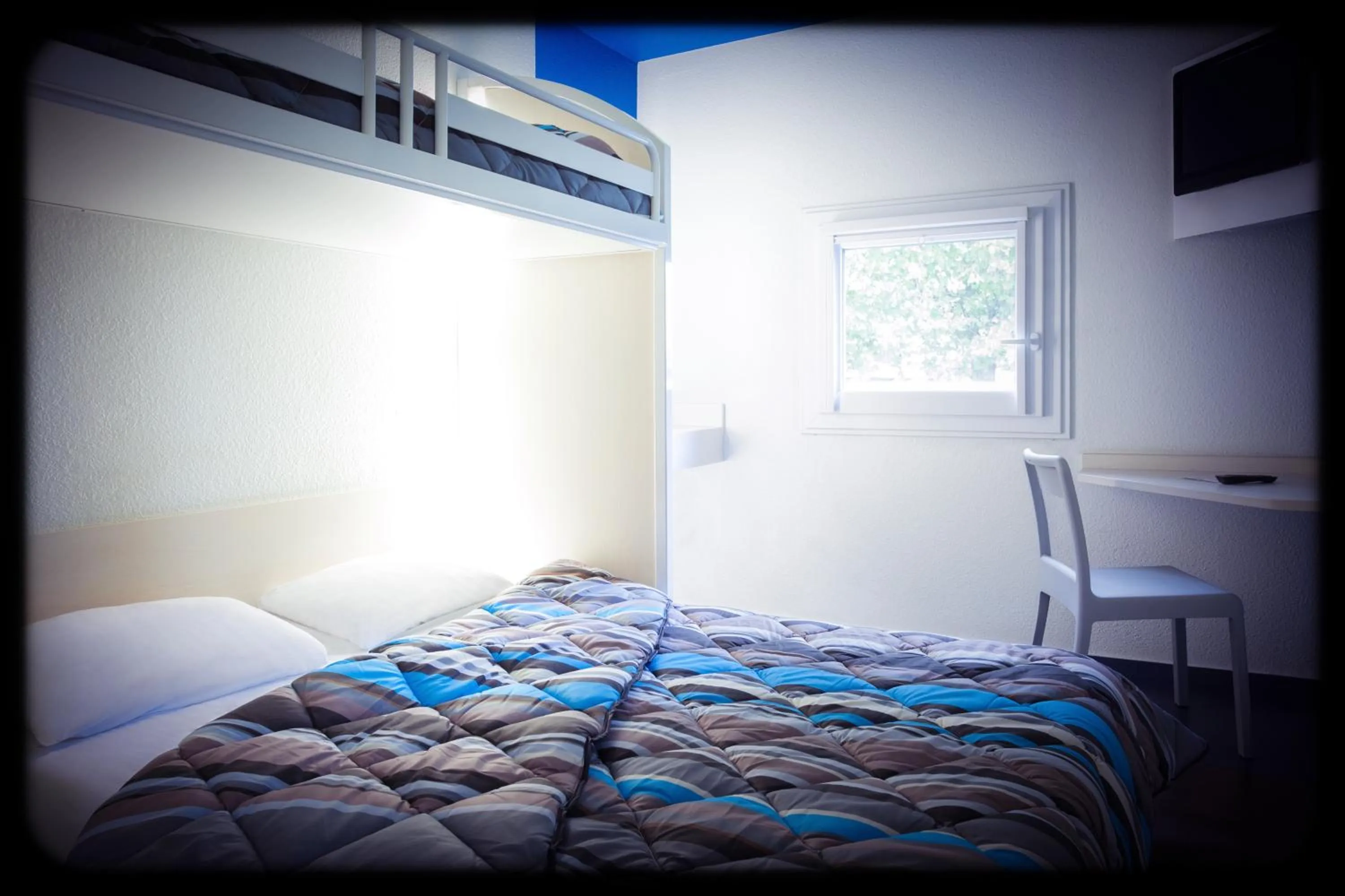 Photo of the whole room, Bed in Unisotel GAP -" Ex HôtelF1"