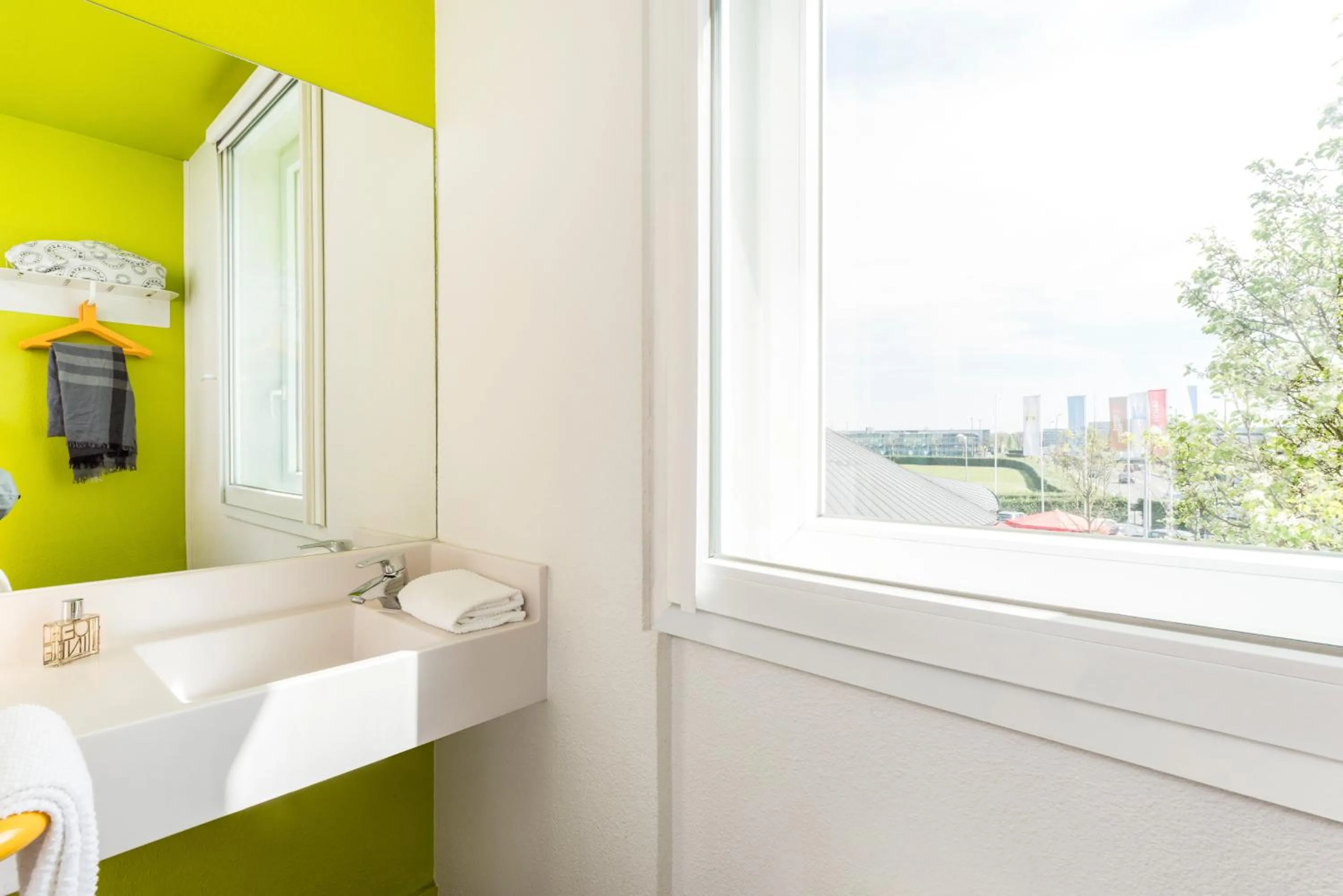 Bedroom, Bed in Unisotel GAP -" Ex HôtelF1"