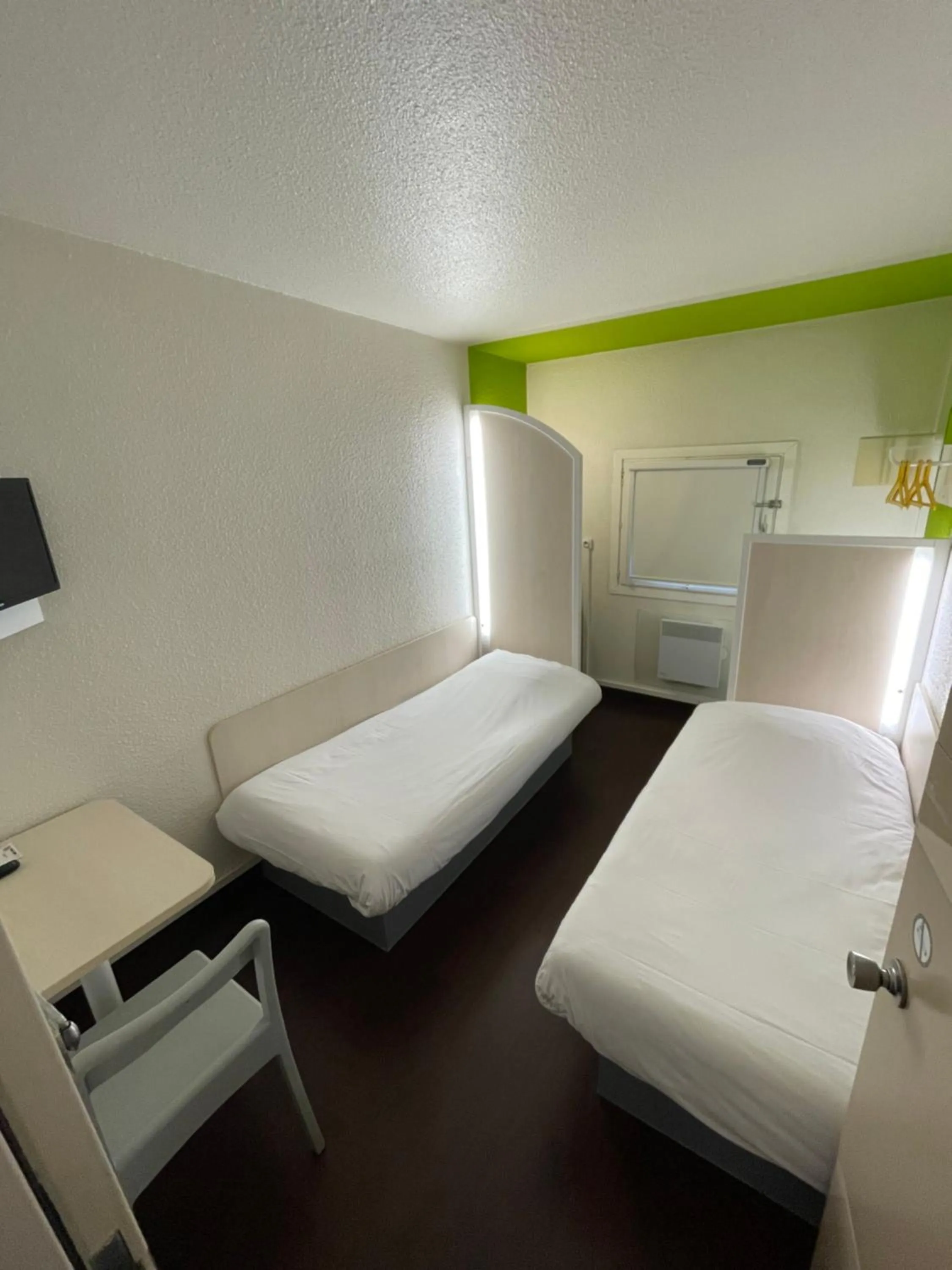 Bedroom, Bed in Unisotel GAP -" Ex HôtelF1"