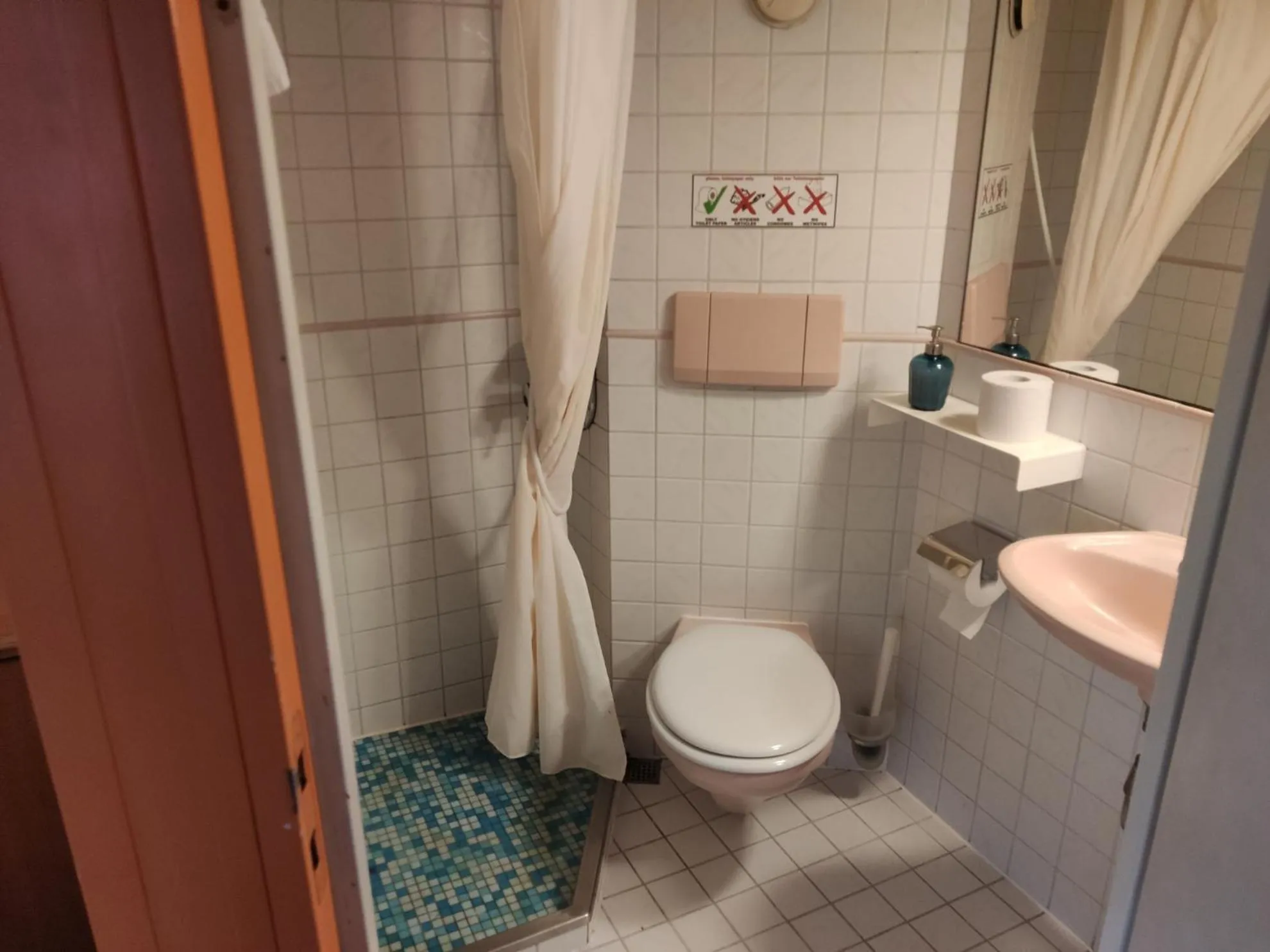 Shower in Shipotel-Berlin GmbH, Shipotel Eastern & Shipotel Western