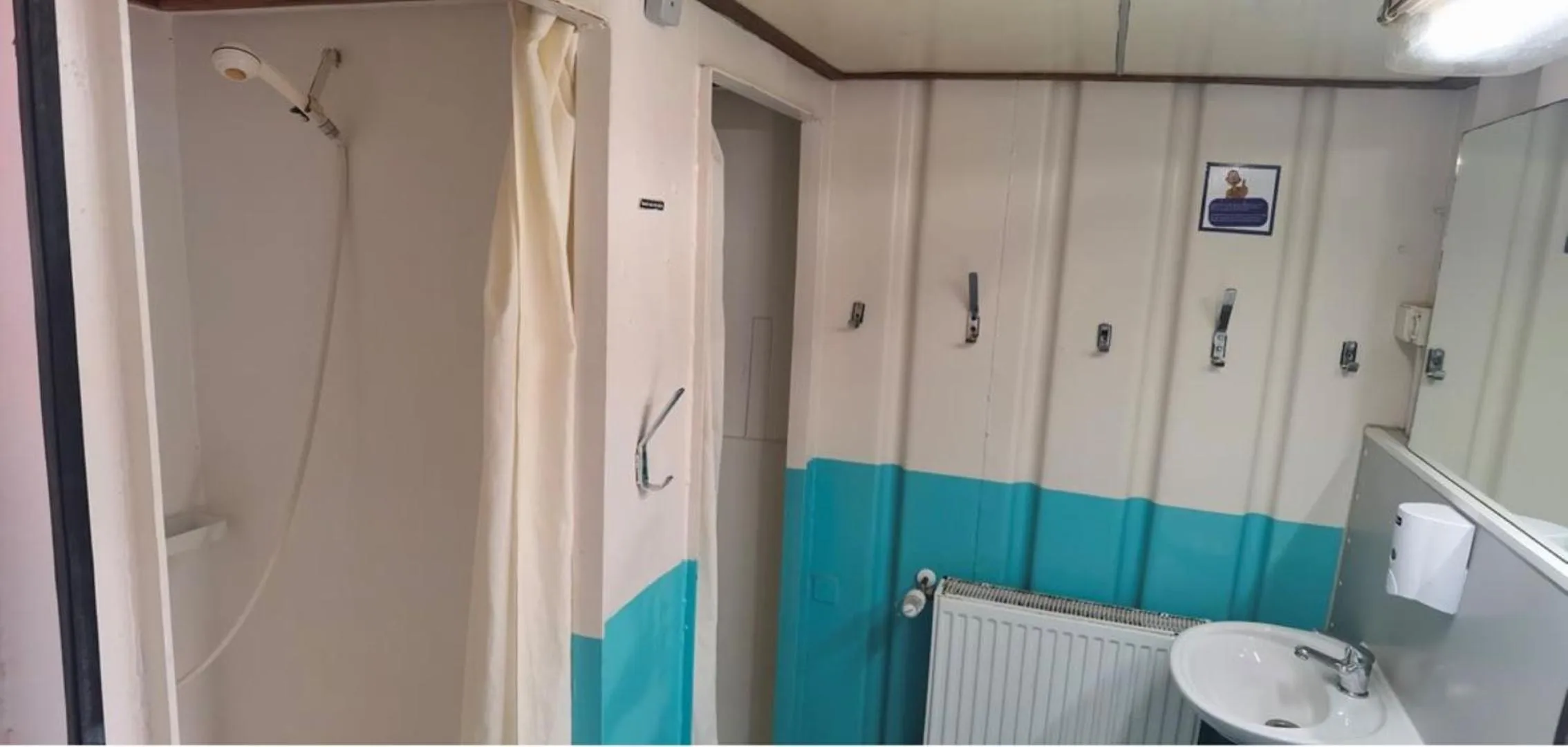 Shower in Shipotel-Berlin GmbH, Shipotel Eastern & Shipotel Western