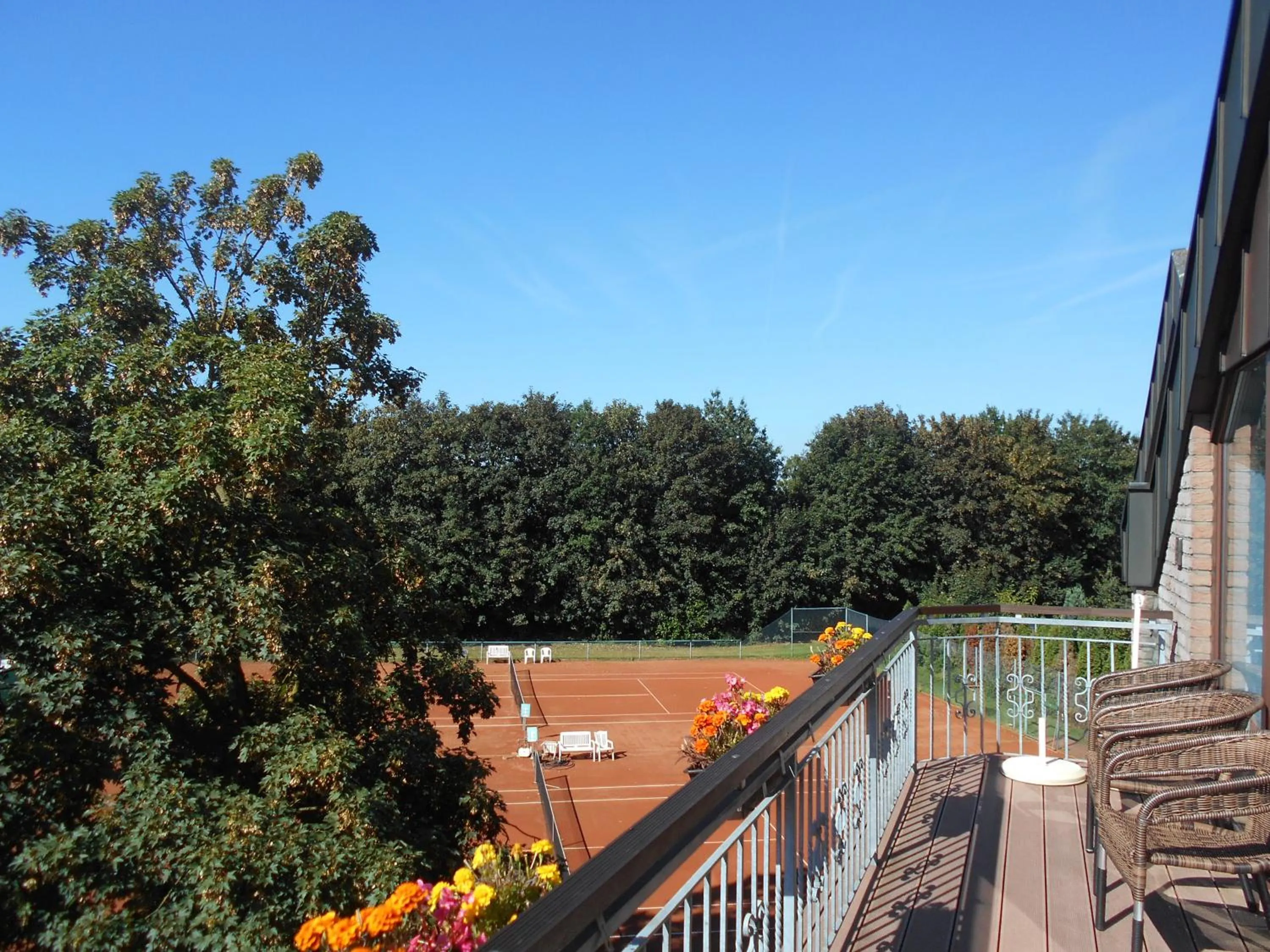Tennis court in Sport- und Tagungshotel De Poort