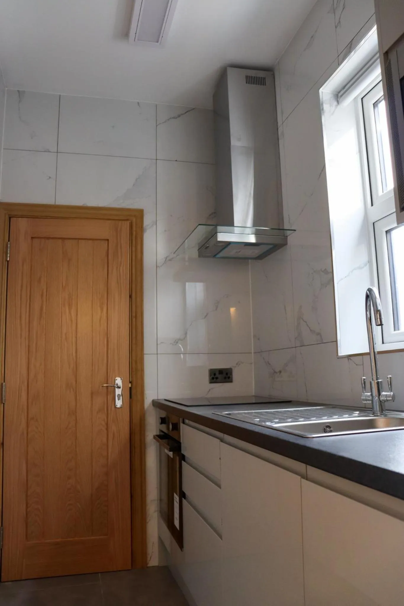 Communal kitchen in Burren London Hotel