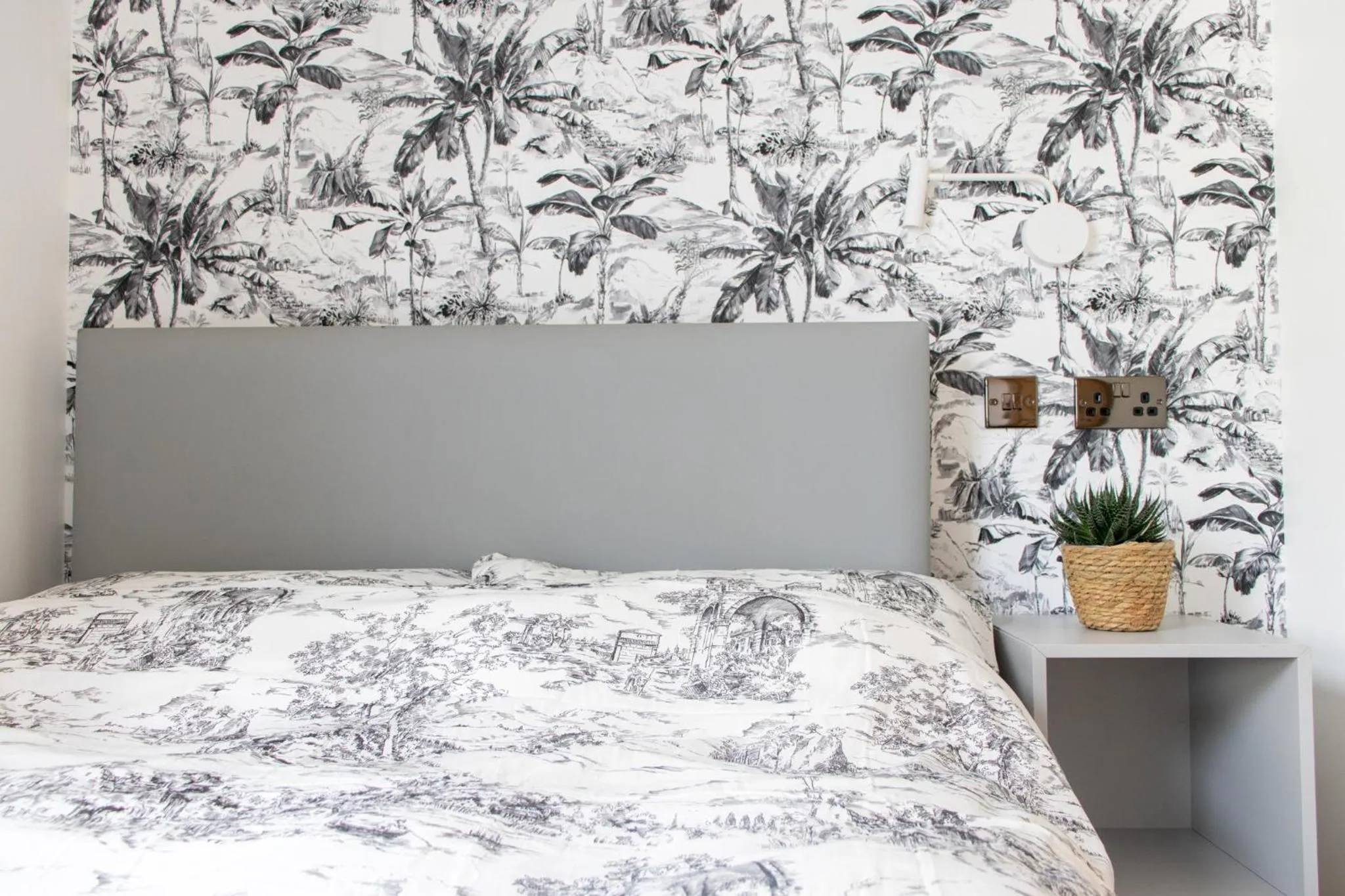 Bed in Burren London Hotel