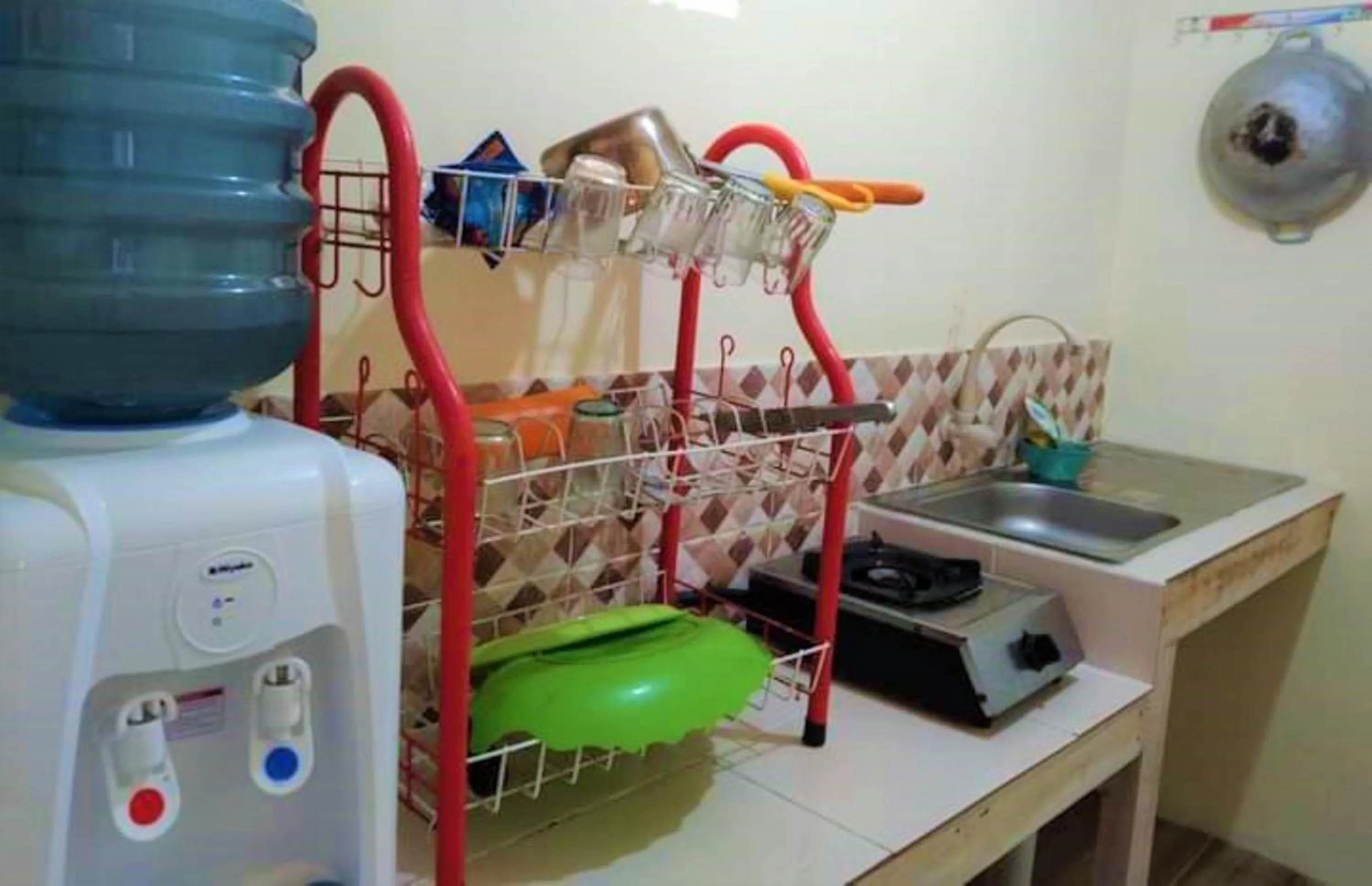 Kitchen or kitchenette in Penginapan Erbysa