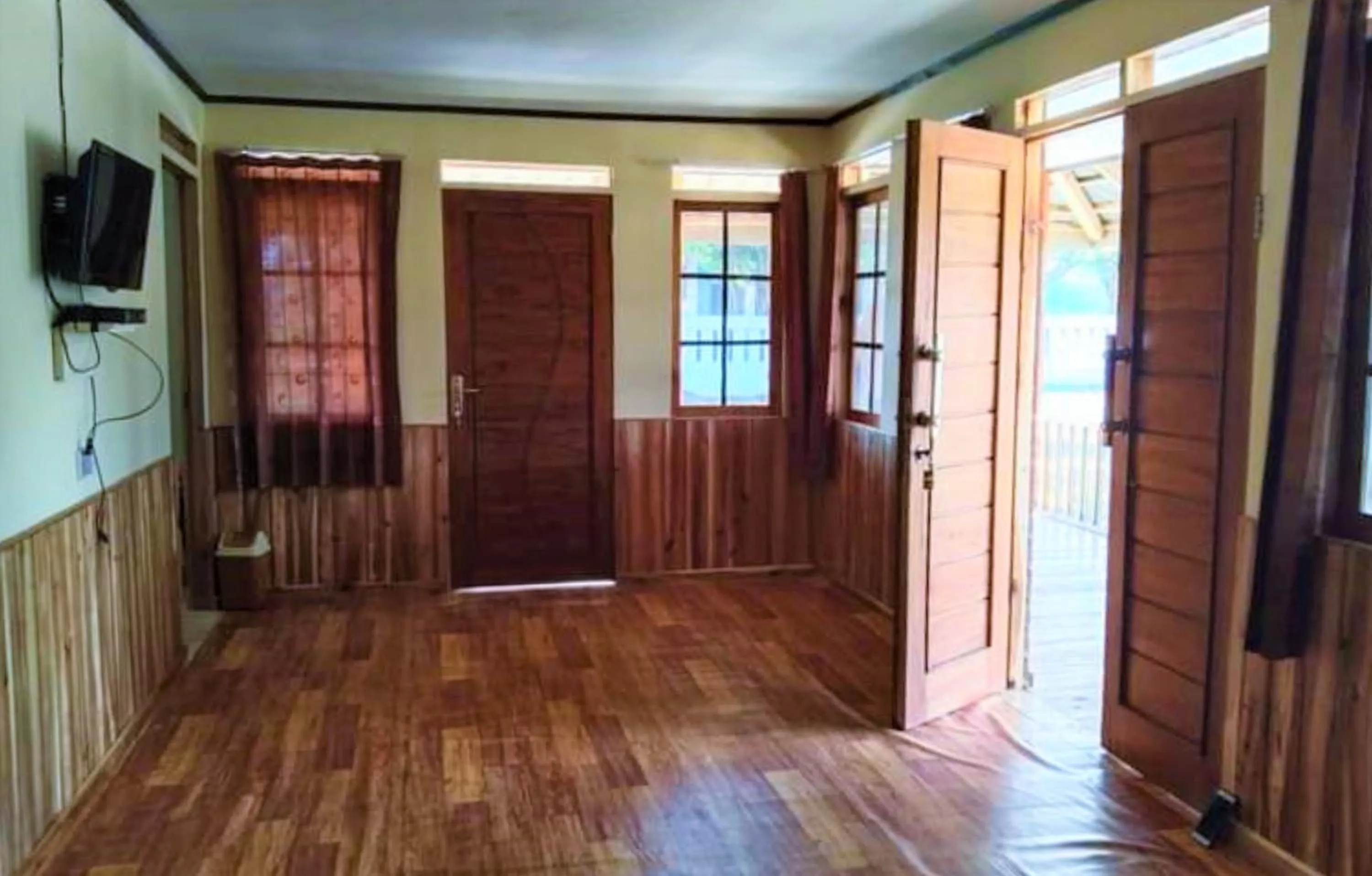 Communal lounge/ TV room in Penginapan Erbysa