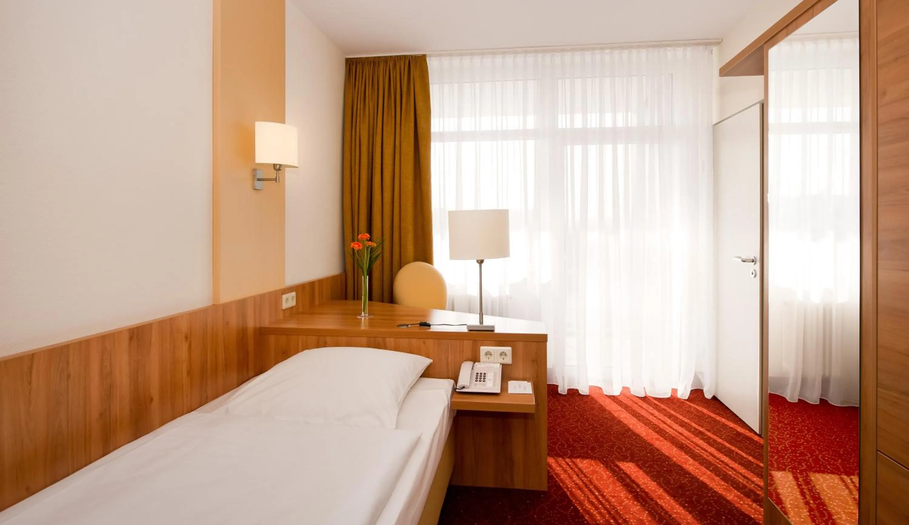 Photo of the whole room, Bed in Ringhotel Haus Oberwinter