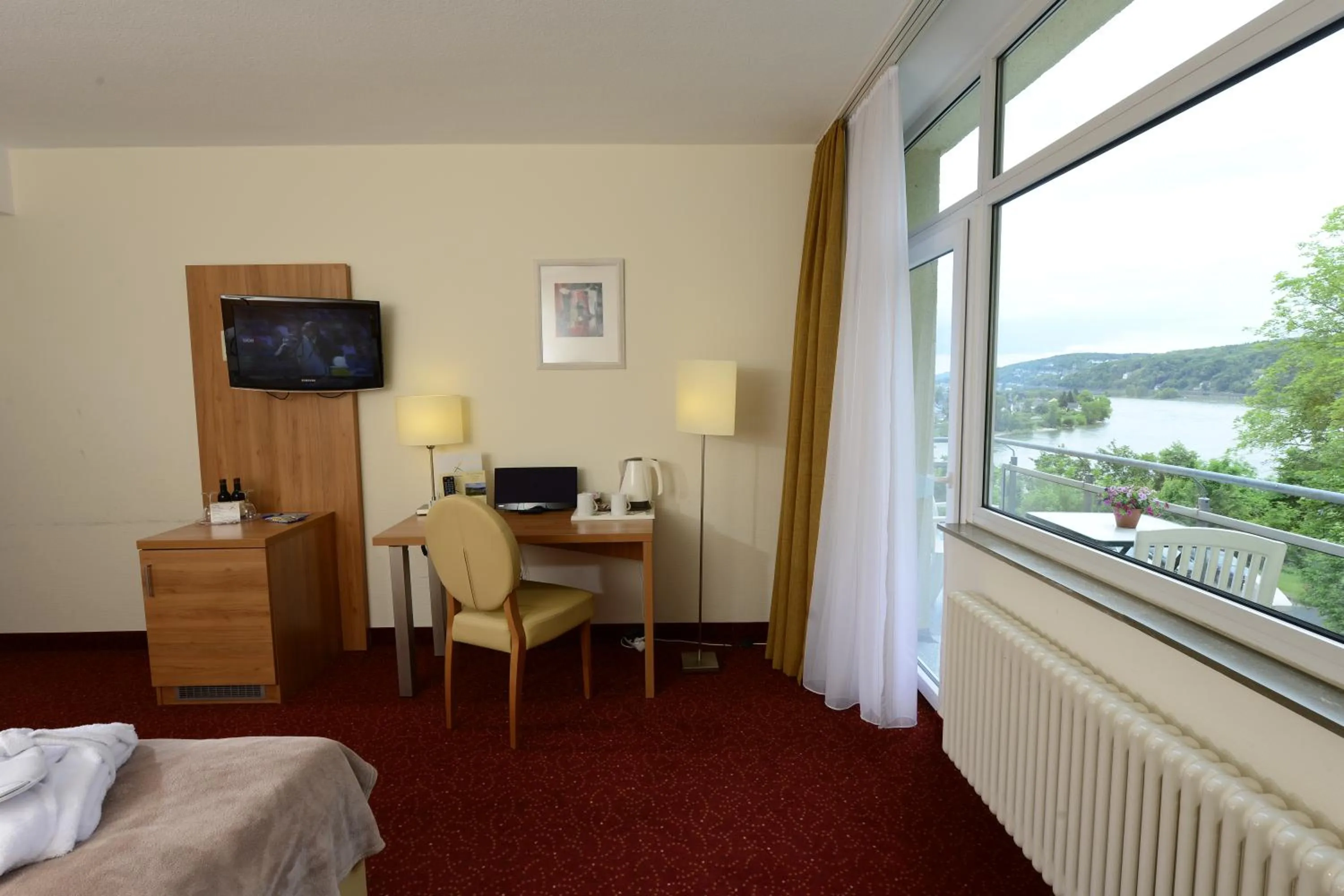 Photo of the whole room, Bed in Ringhotel Haus Oberwinter