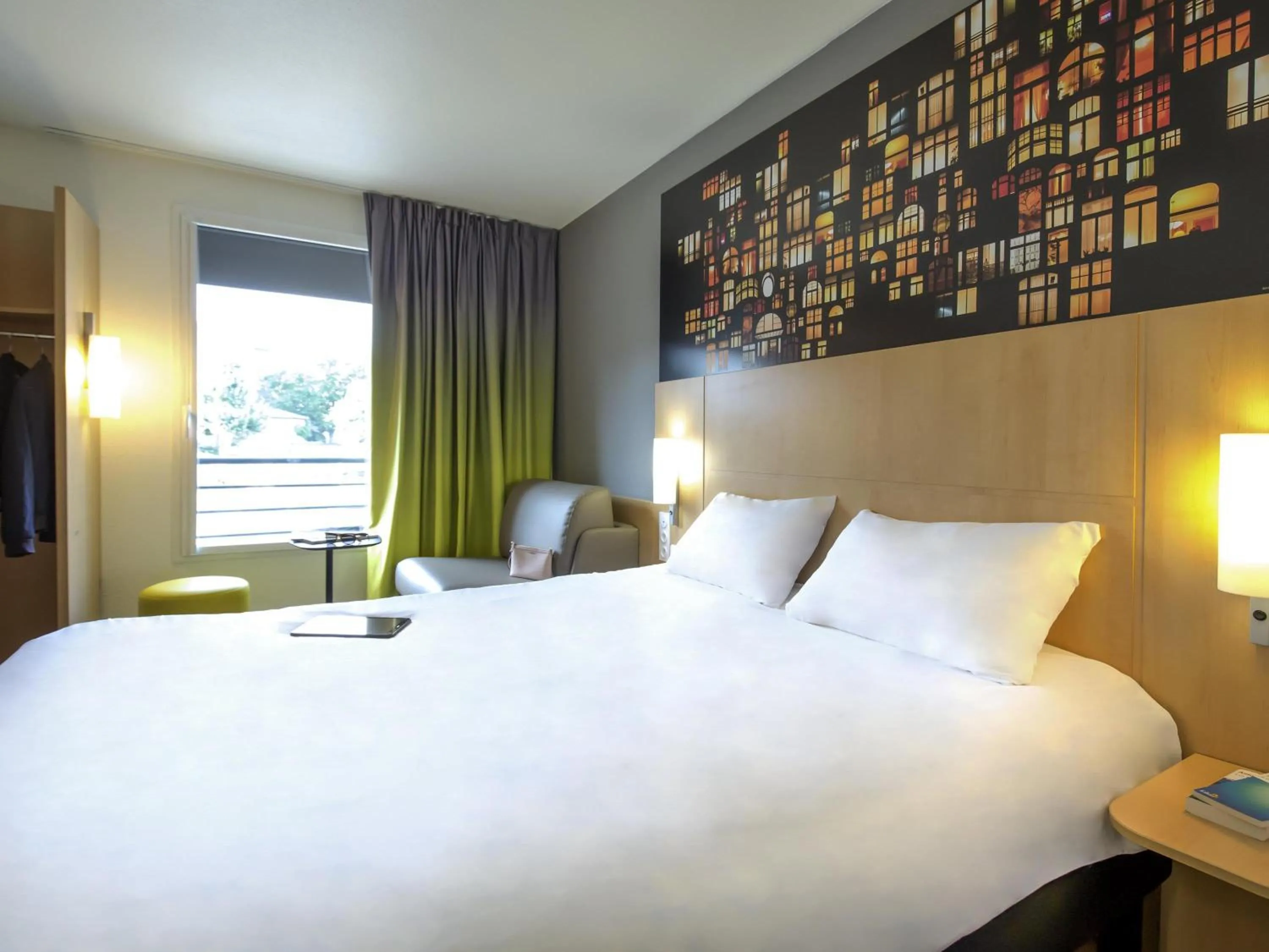 Bedroom, Bed in ibis Lyon Sud Vienne Saint-Louis