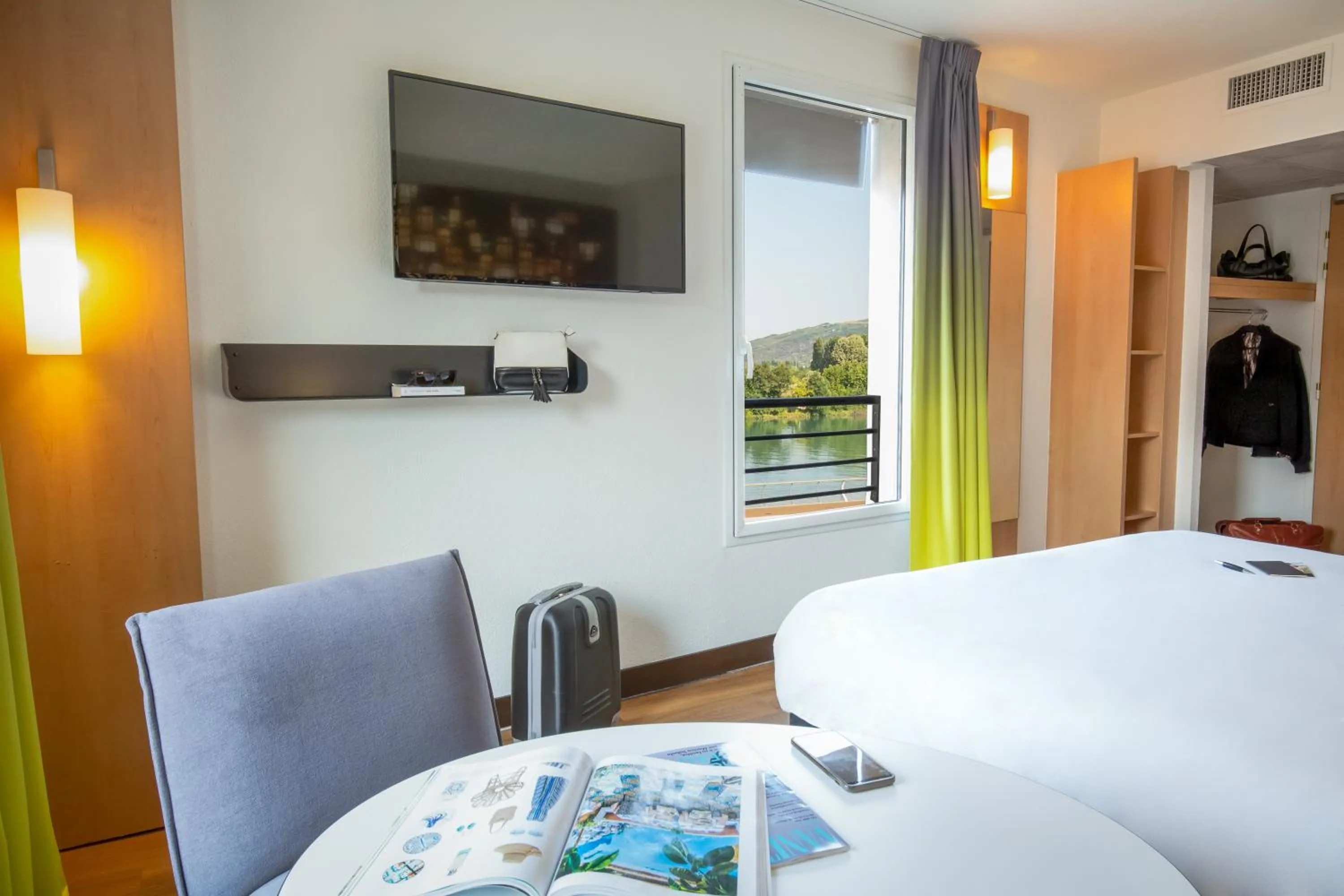 Photo of the whole room, Bed in ibis Lyon Sud Vienne Saint-Louis