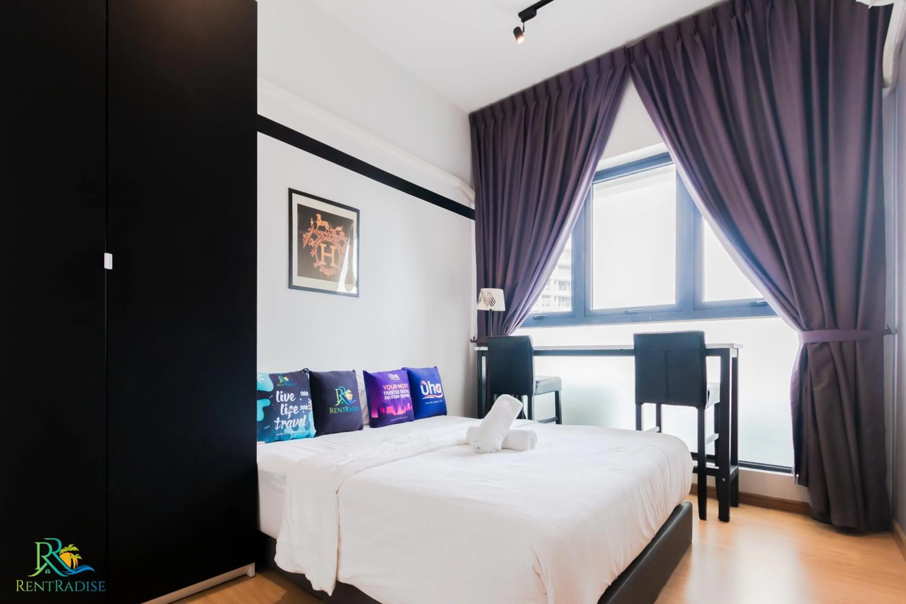 Photo of the whole room, Bed in Country Garden Danga Bay @ UHA