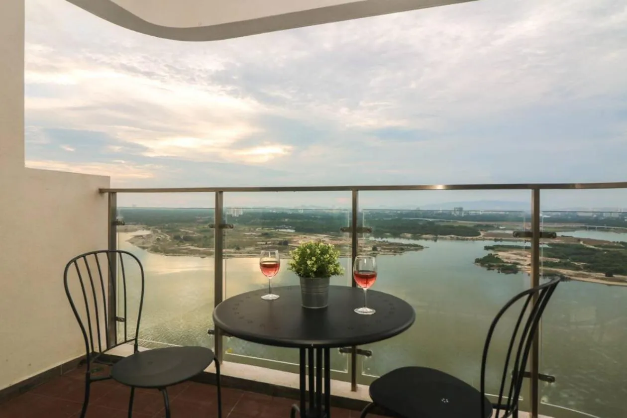 Balcony/Terrace in Country Garden Danga Bay @ UHA