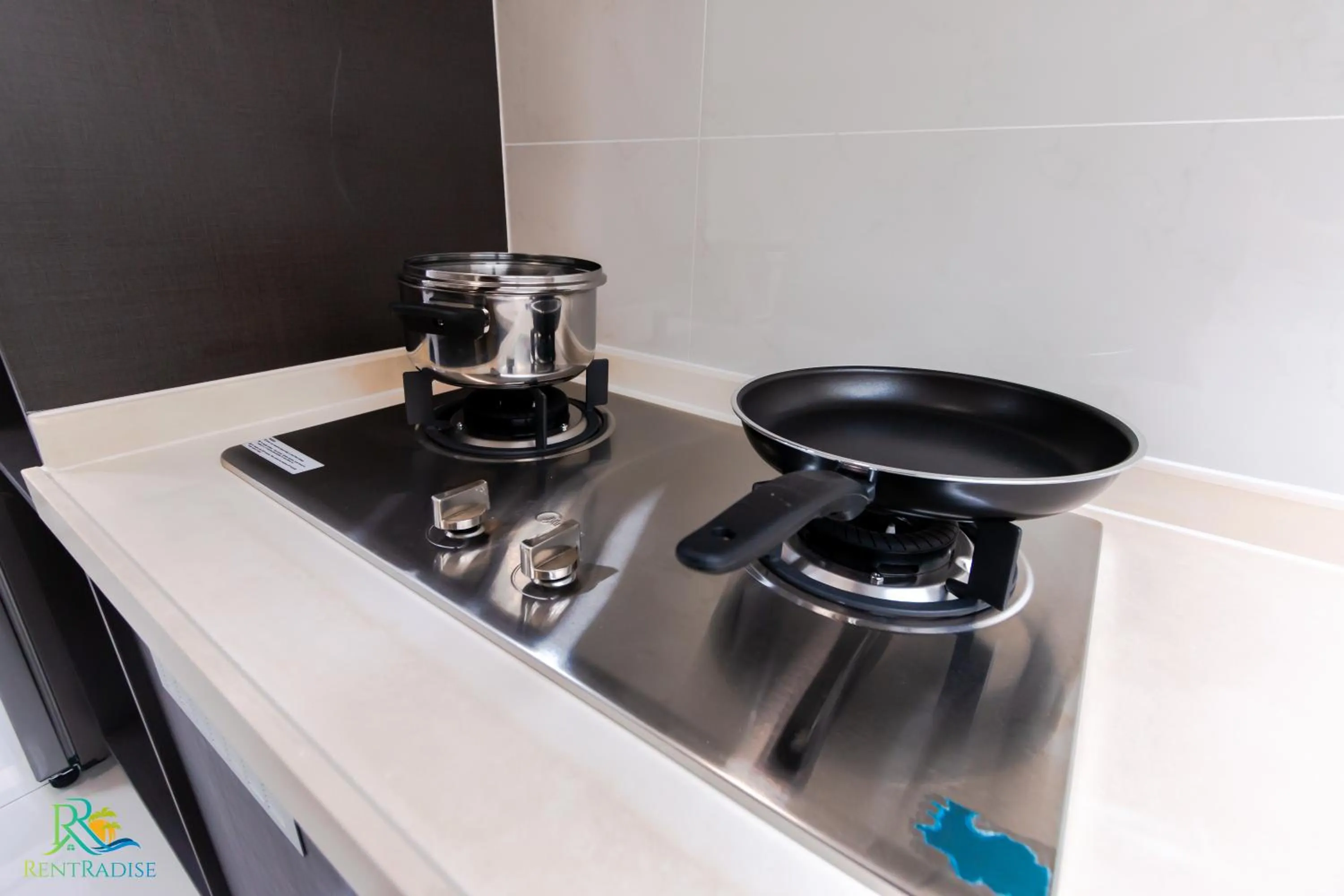 Kitchen or kitchenette in Country Garden Danga Bay @ UHA