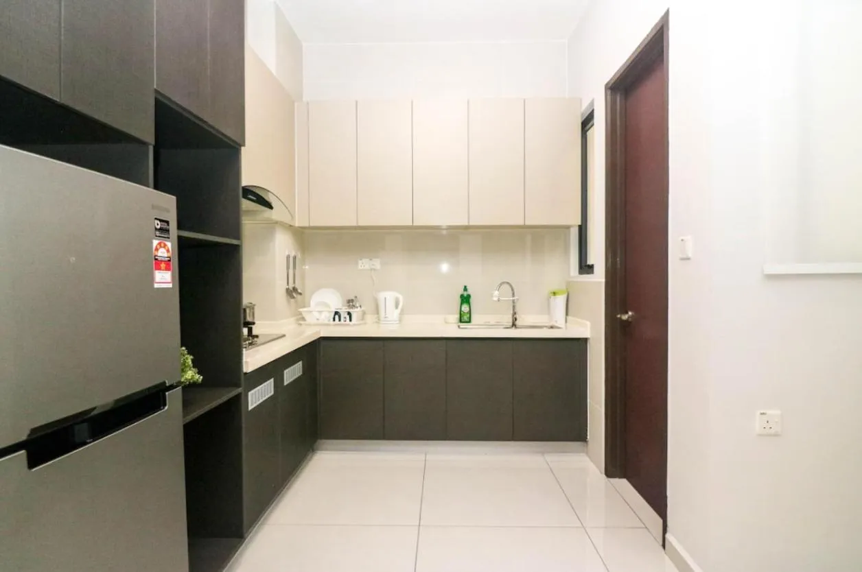 Kitchen or kitchenette in Country Garden Danga Bay @ UHA