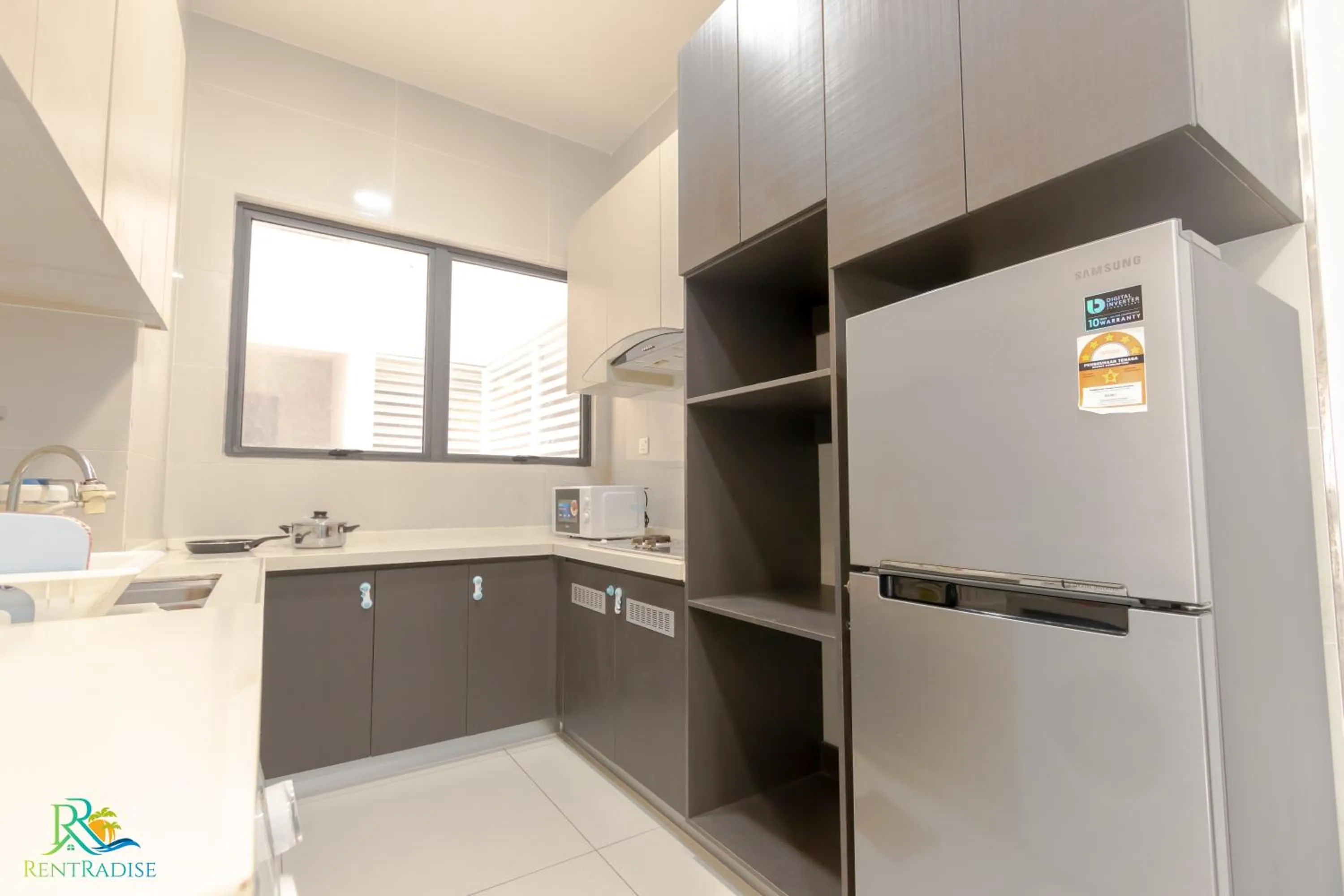 Kitchen or kitchenette in Country Garden Danga Bay @ UHA