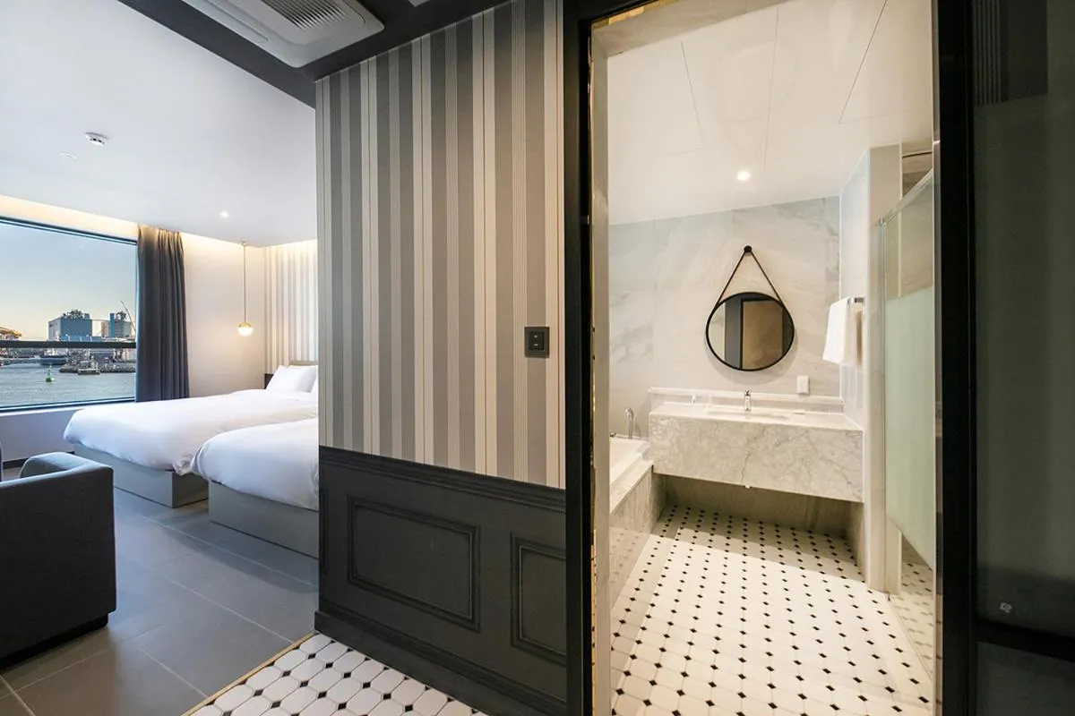 Bathroom, Bed in Brown Dot Hotel Ulsan Jangsaengpo