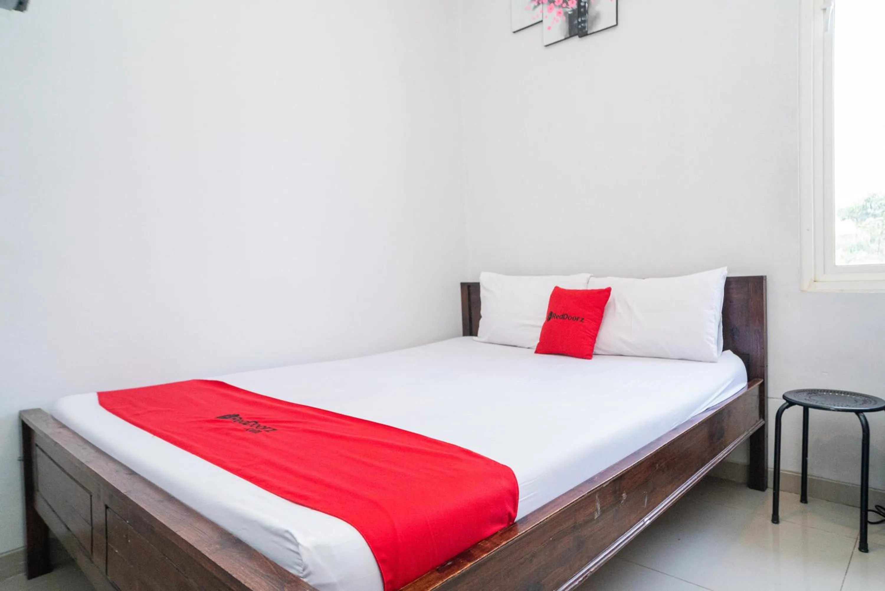 Bed in RedDoorz at MERR Rungkut Jl Gunung Anyar