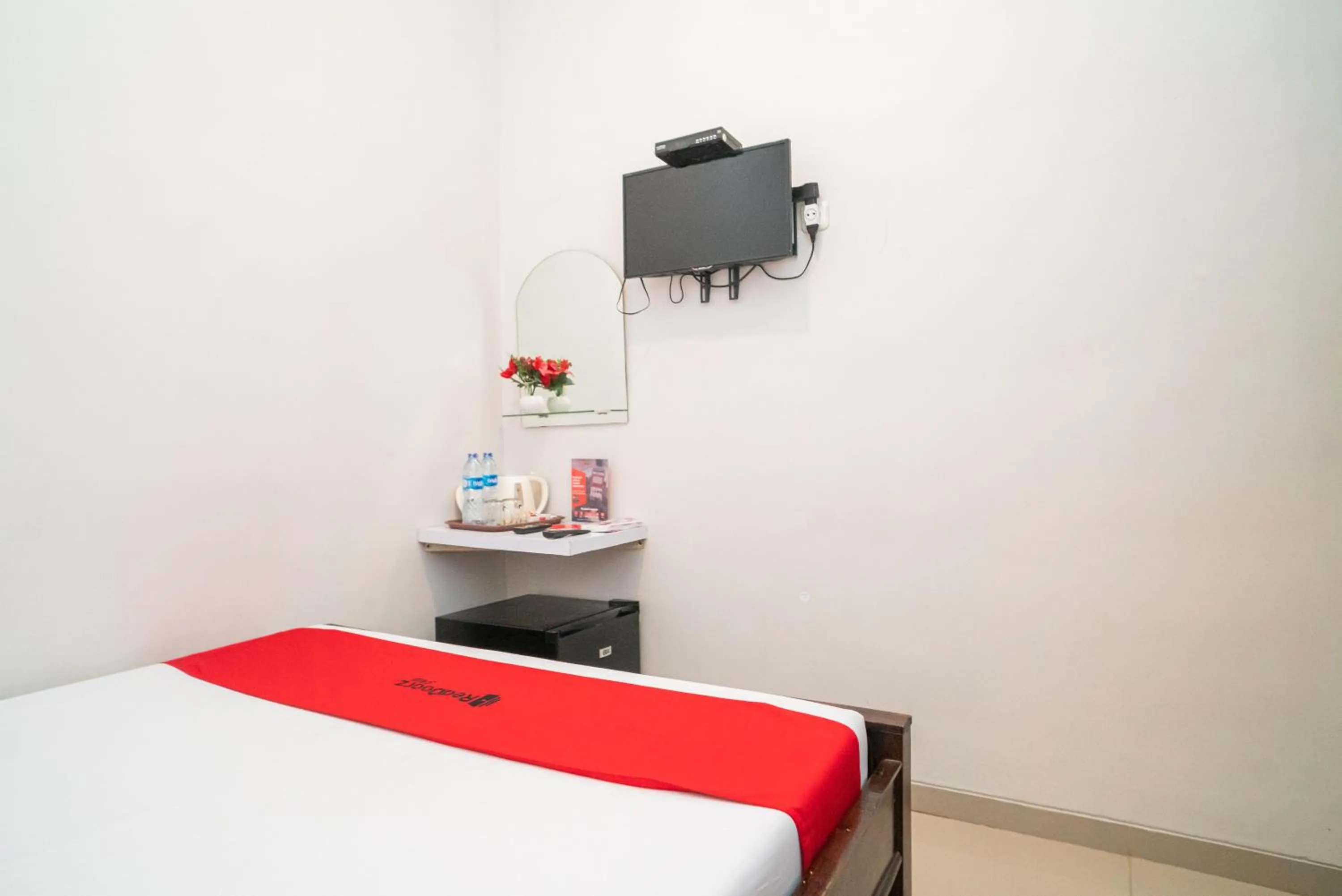 Bed in RedDoorz at MERR Rungkut Jl Gunung Anyar