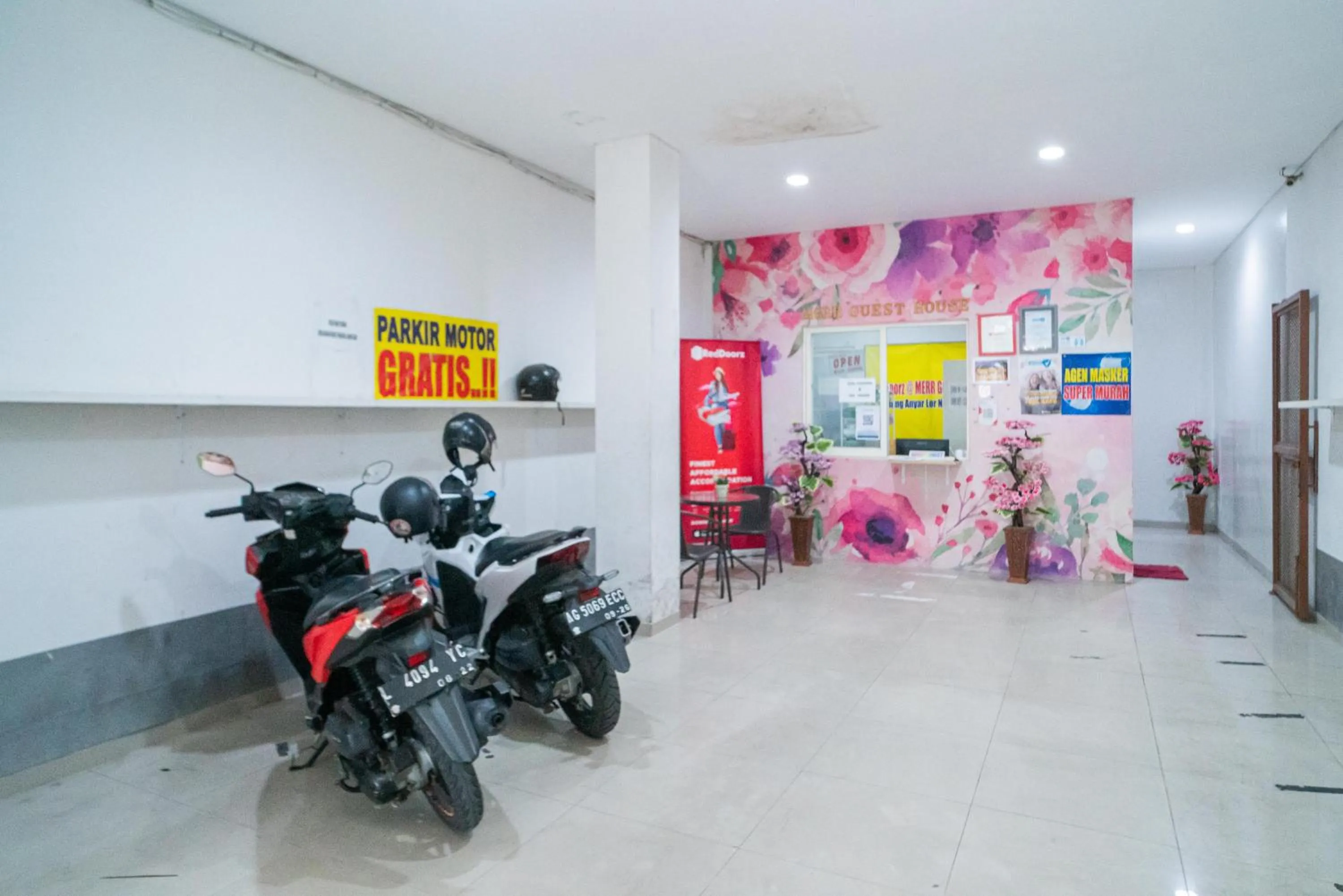 RedDoorz at MERR Rungkut Jl Gunung Anyar