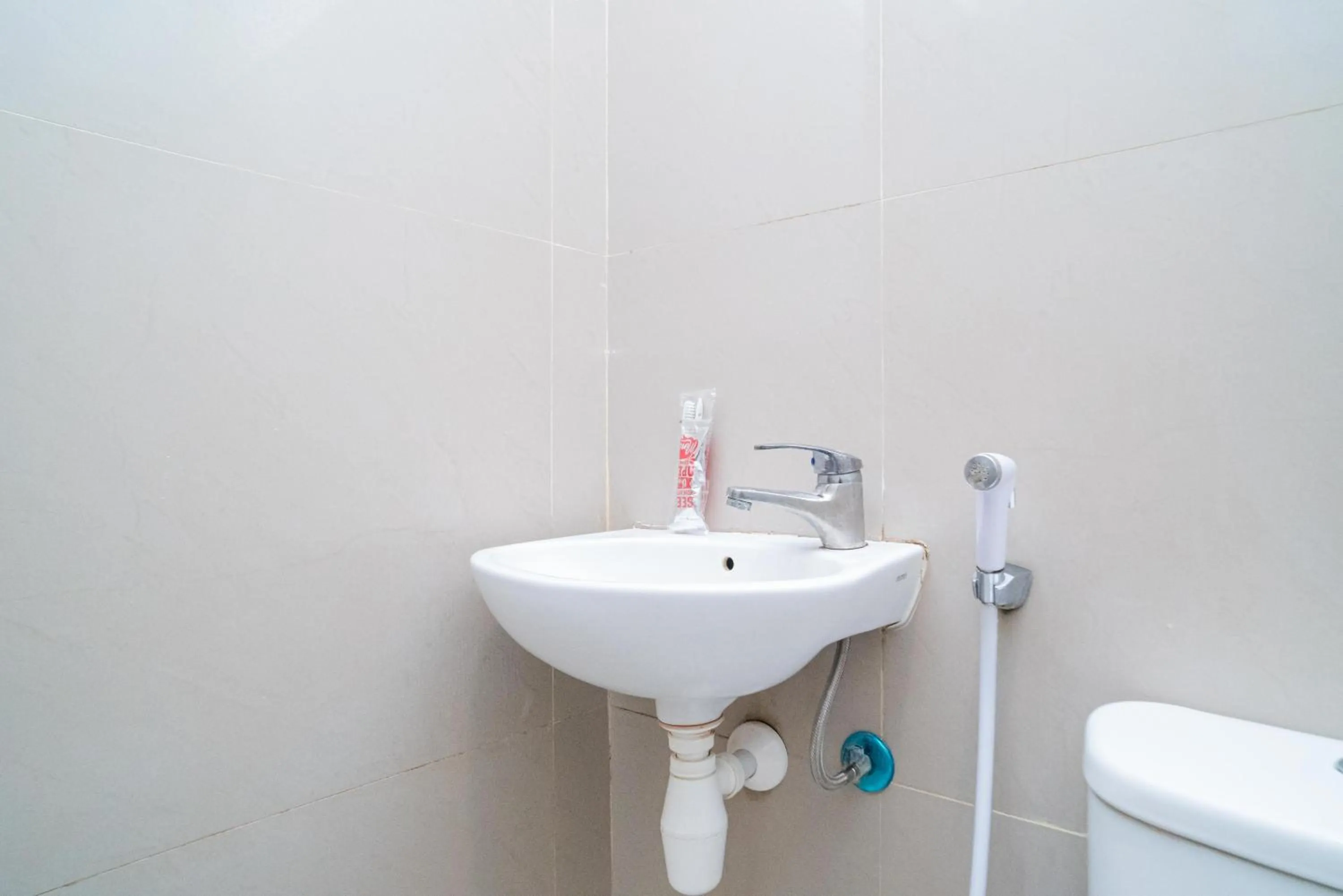 Bathroom in RedDoorz at MERR Rungkut Jl Gunung Anyar