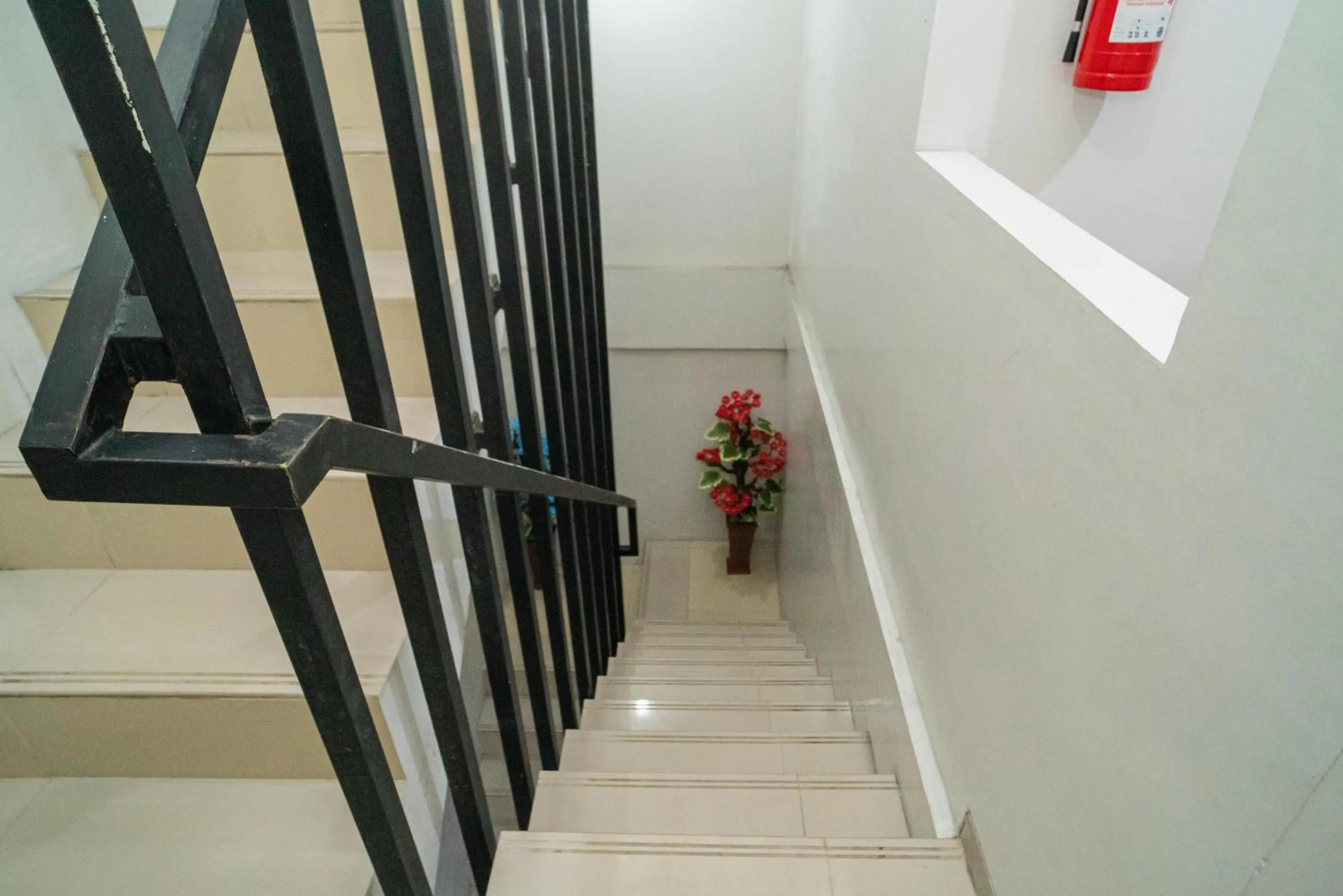 RedDoorz at MERR Rungkut Jl Gunung Anyar