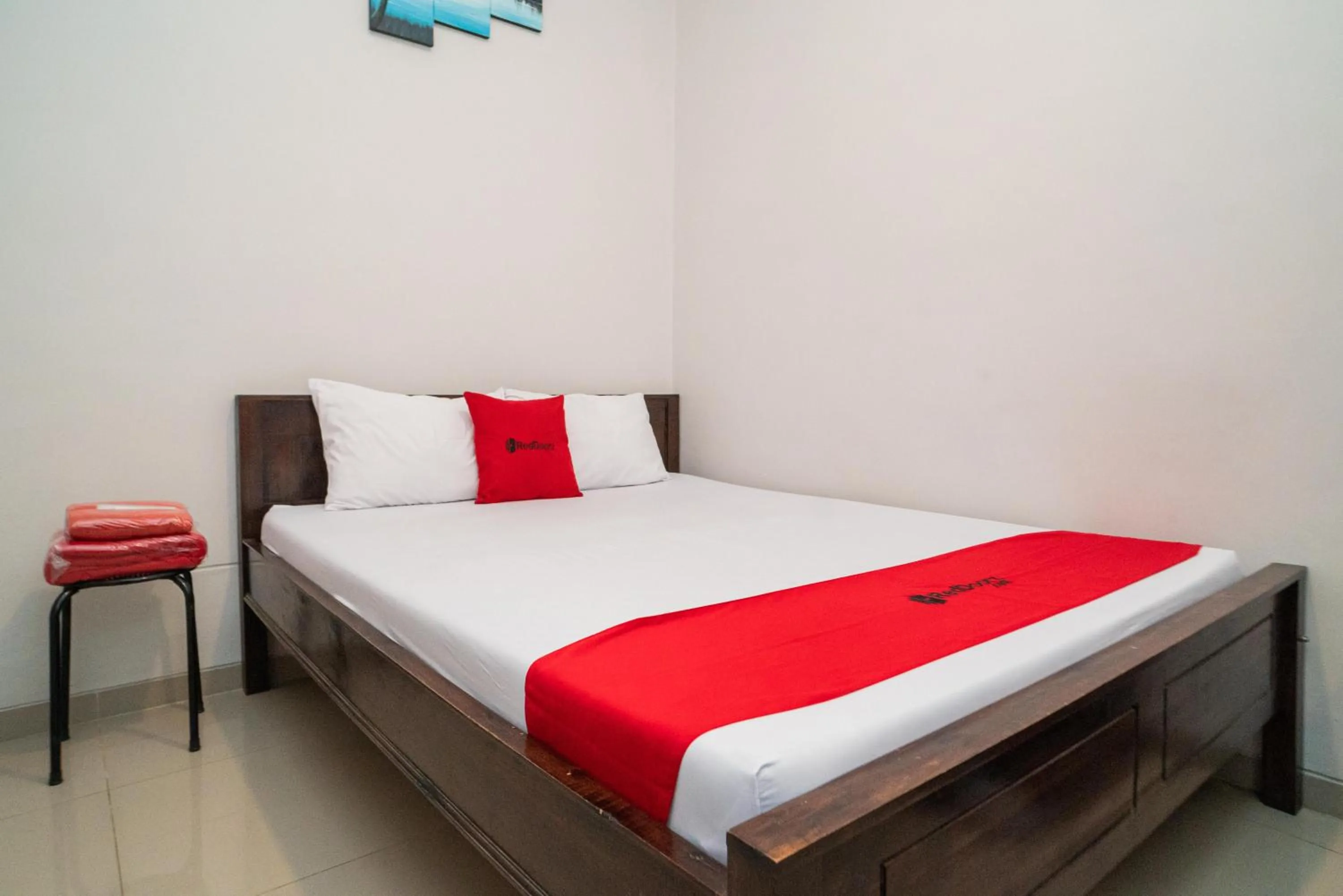 Bed in RedDoorz at MERR Rungkut Jl Gunung Anyar