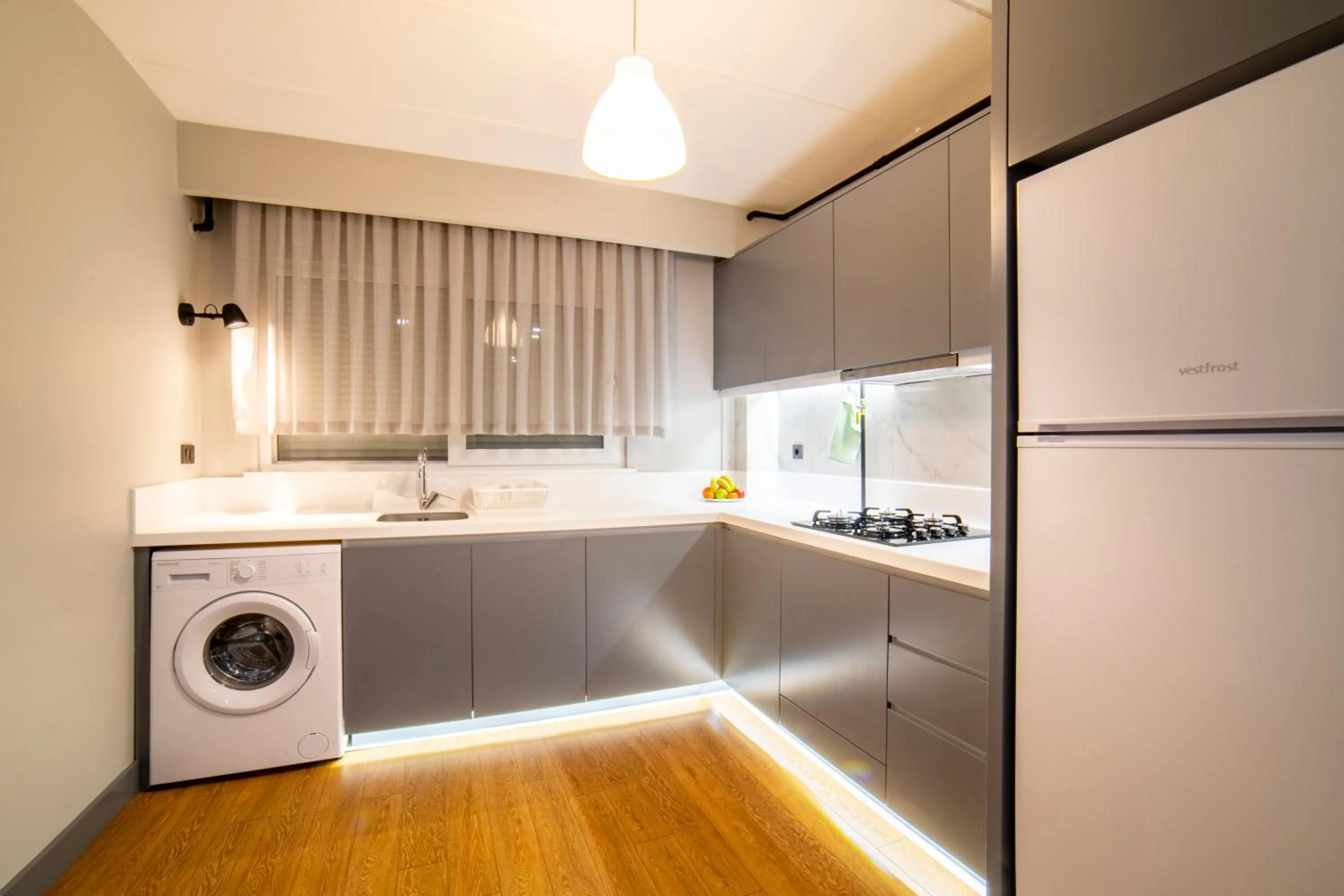 Communal kitchen in Stile Suite Family Hotel