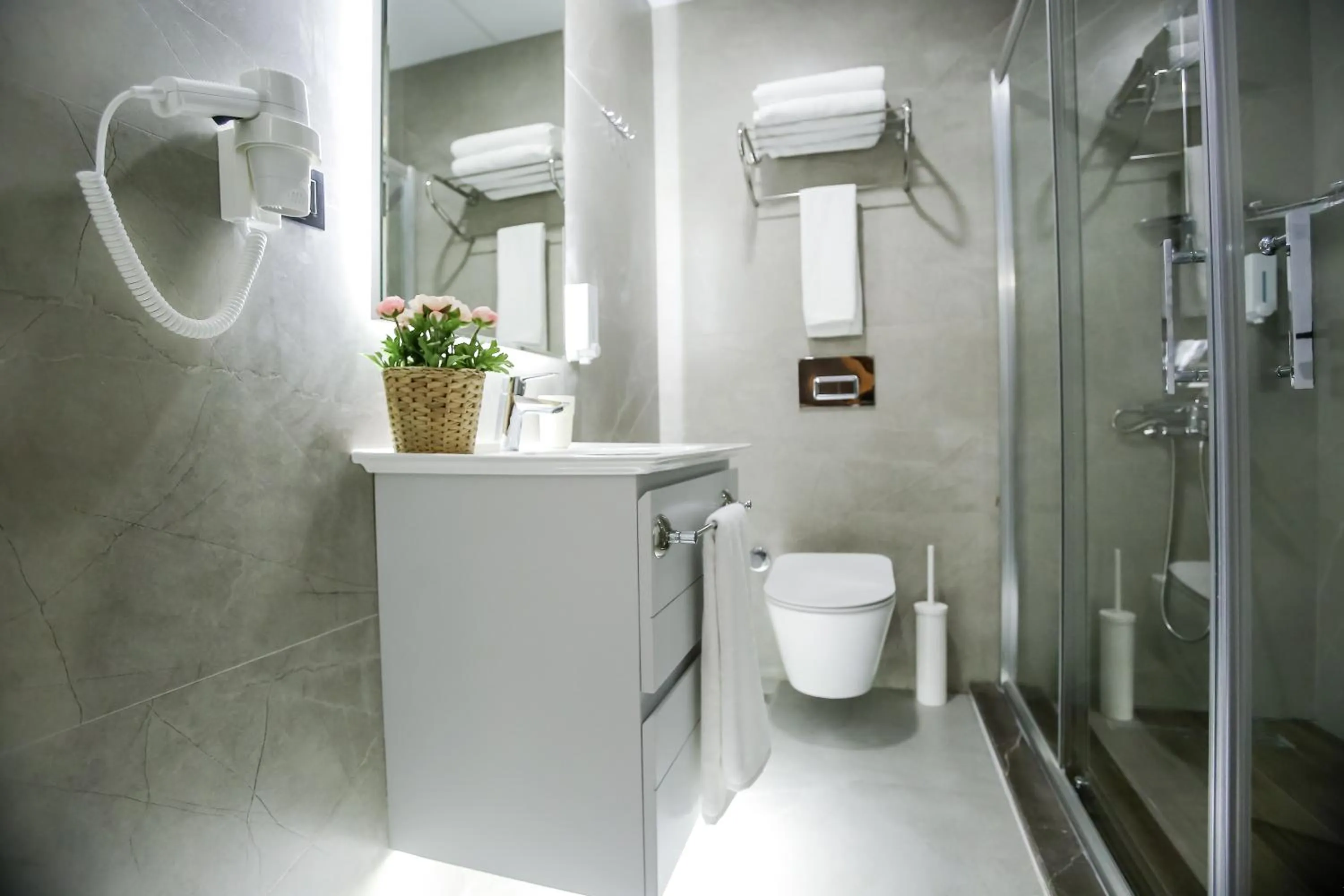 Bathroom in Stile Suite Family Hotel