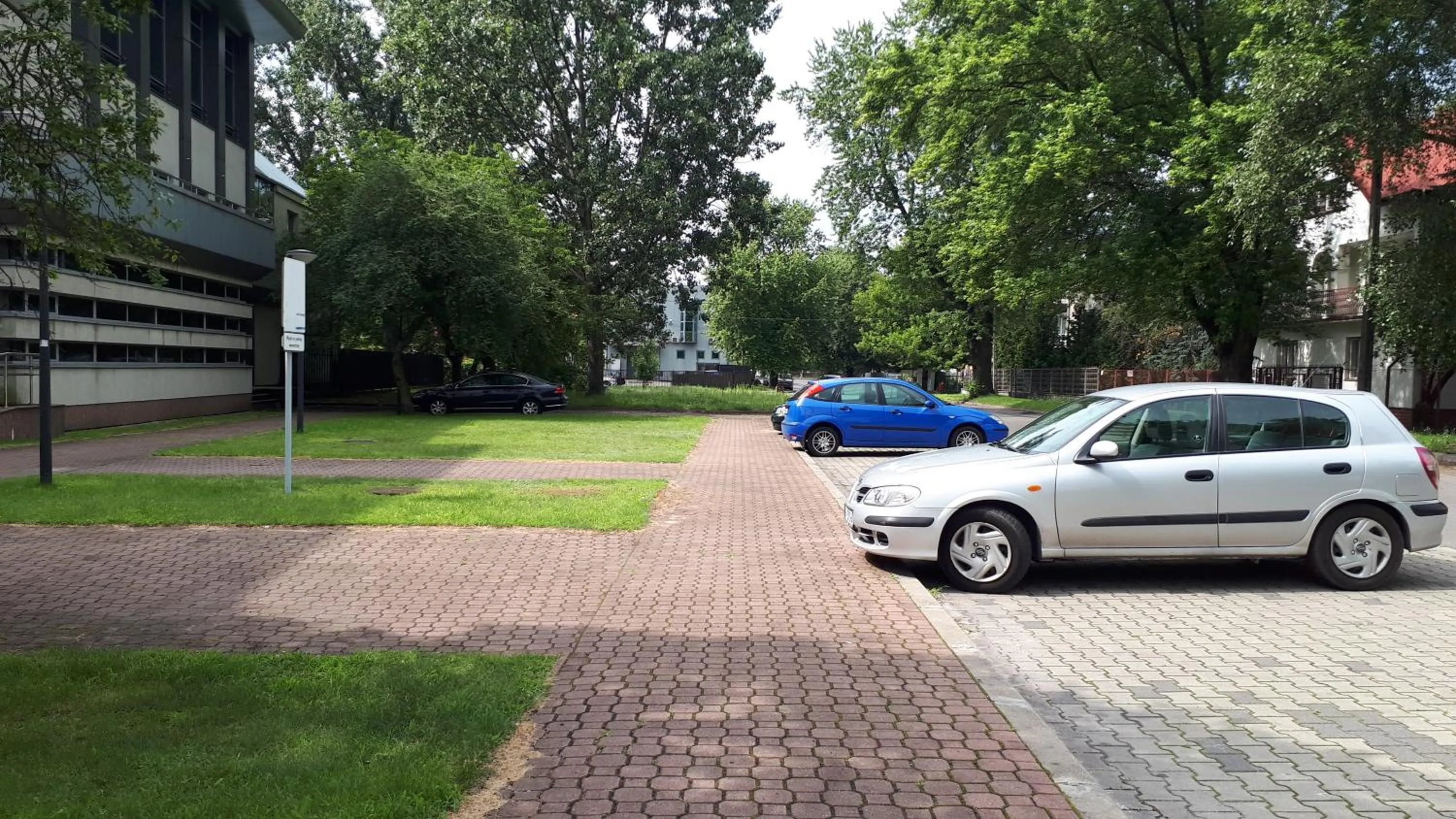 Parking in CKS Warszawa (Centrum Konferencyjno-Szkoleniowe CS Natura Tour)