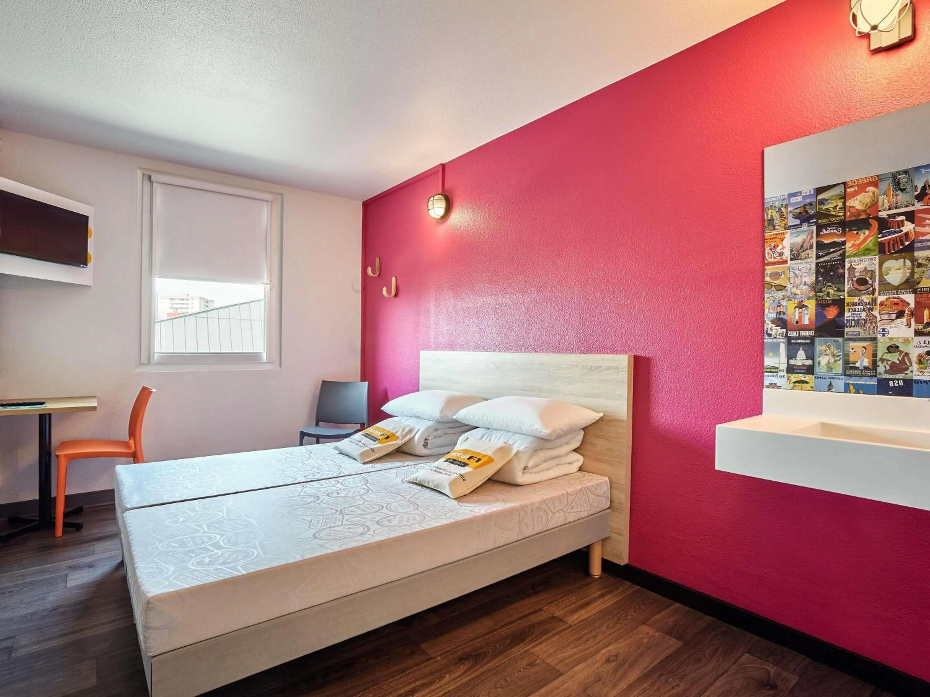 Bedroom, Bed in hotelF1 Genève Saint Julien en Genevois