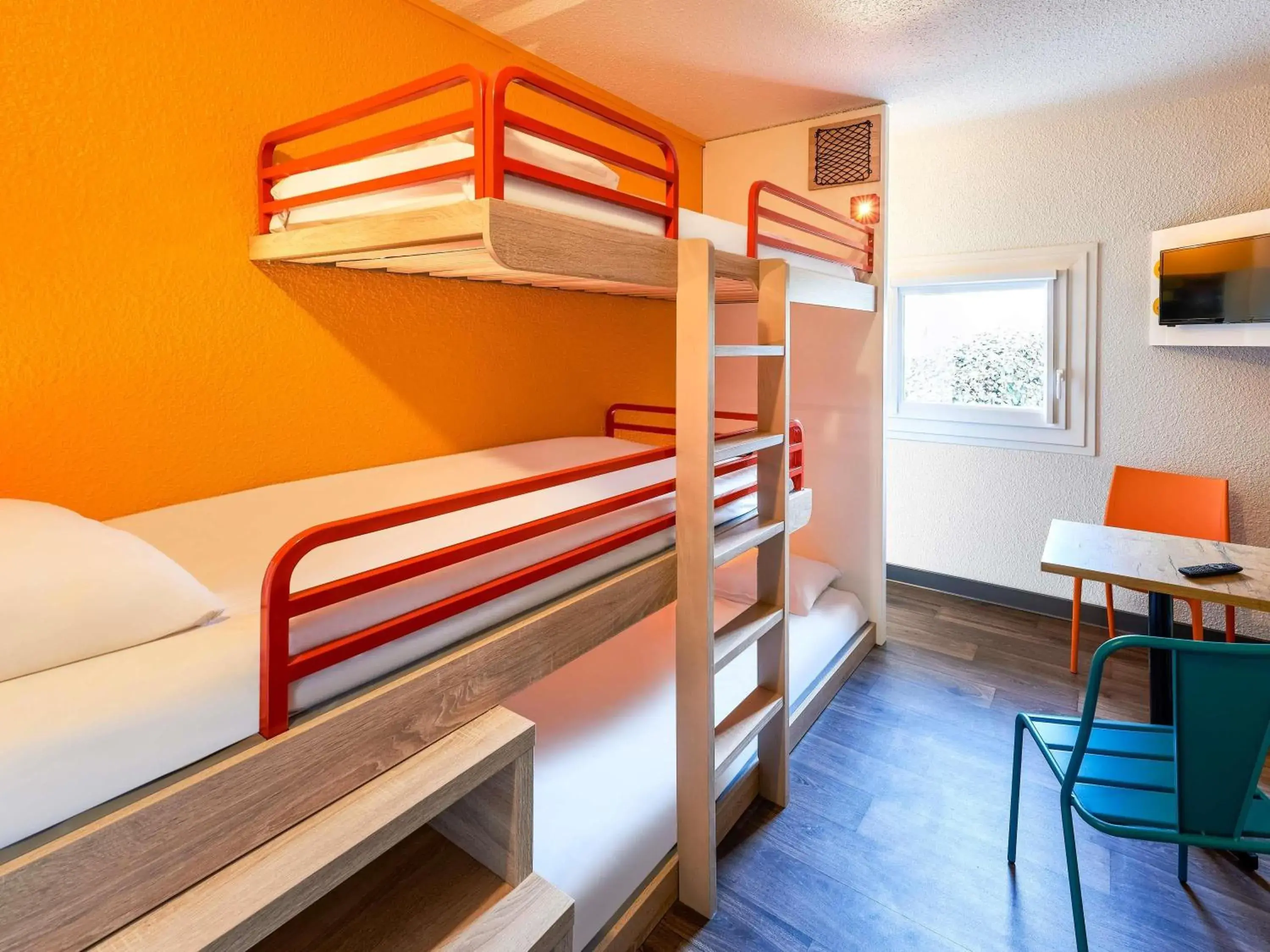 Break Room with Three Single Bunk Beds and Shared Bathroom in hotelF1 Genève Saint Julien en Genevois Break Room with Three Single Bunk Beds and Shared Bathroom in hotelF1 Genève Saint Julien en Genevois