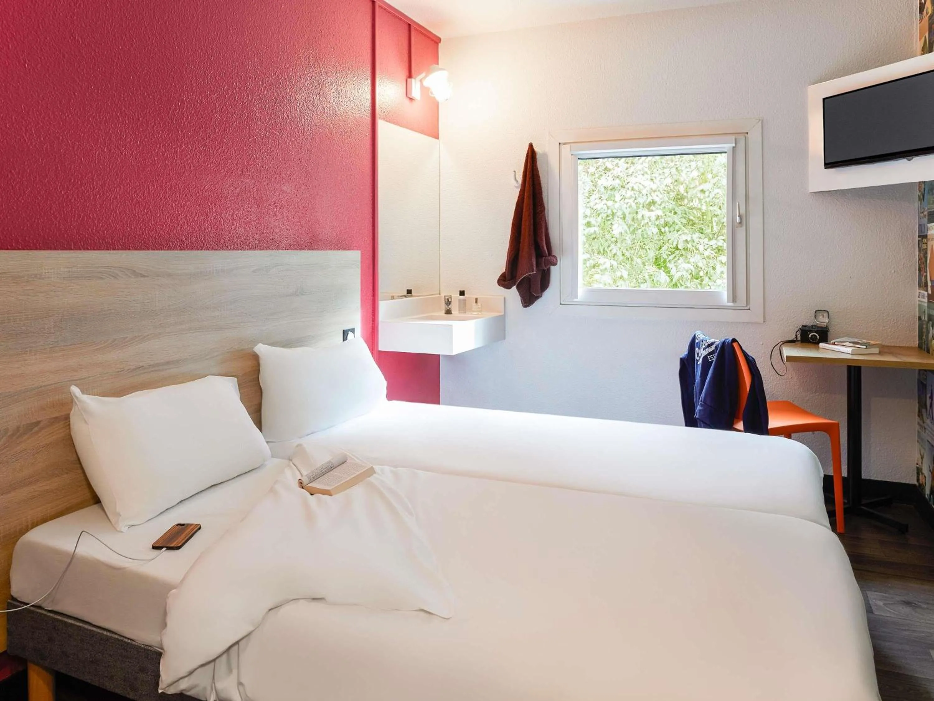 Bedroom, Bed in hotelF1 Genève Saint Julien en Genevois