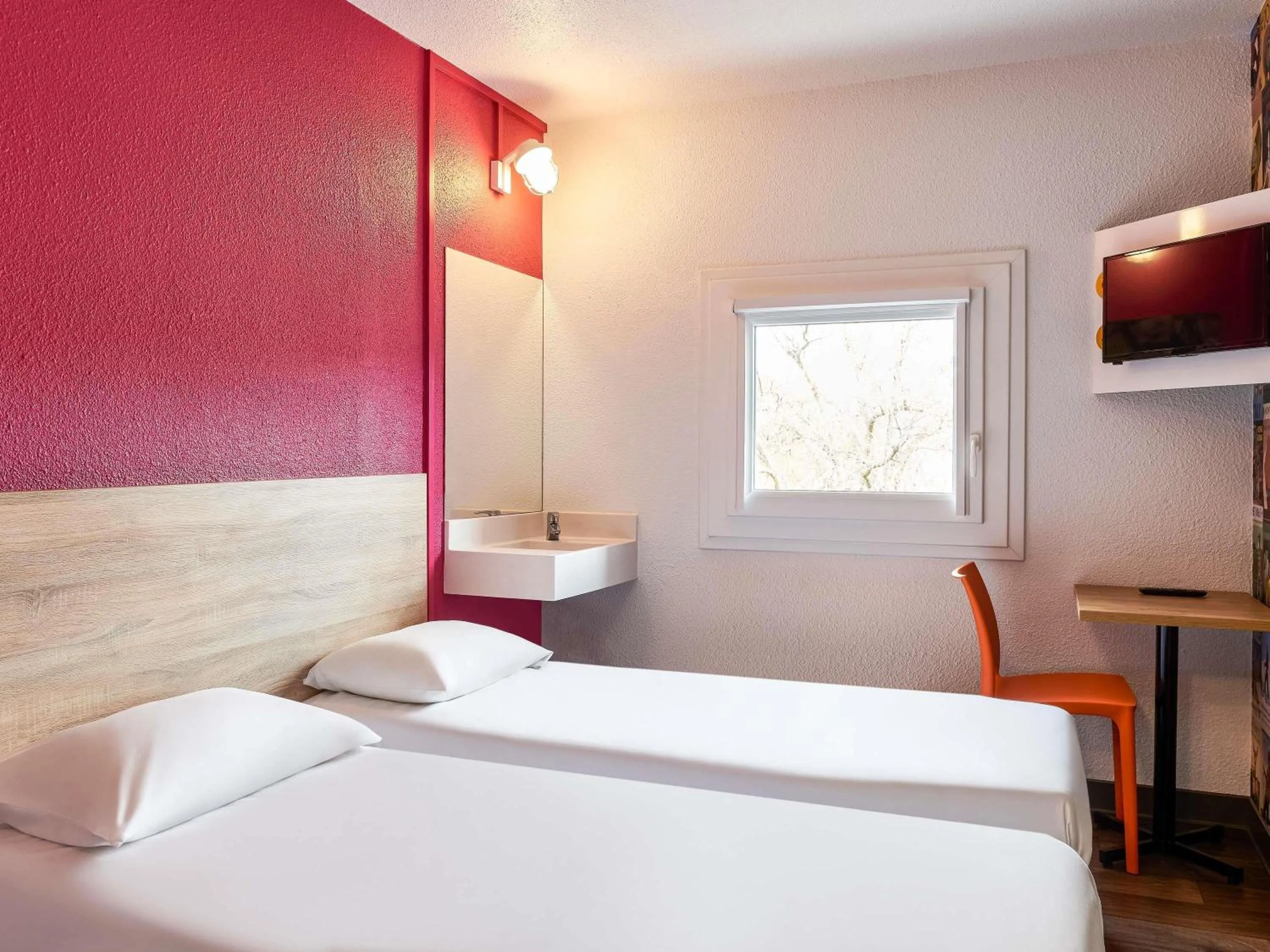 Bedroom, Bed in hotelF1 Genève Saint Julien en Genevois