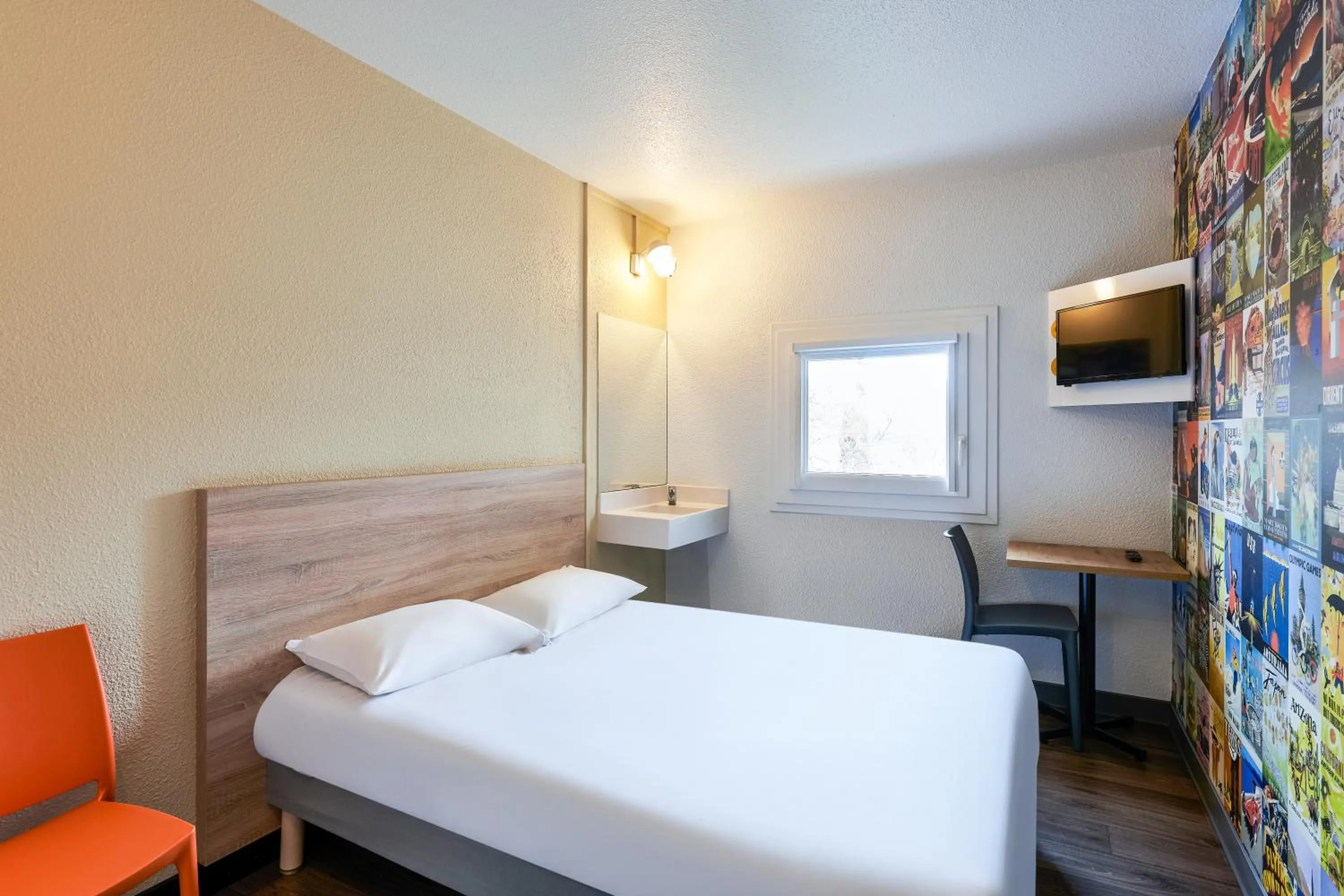 Photo of the whole room, Bed in hotelF1 Genève Saint Julien en Genevois