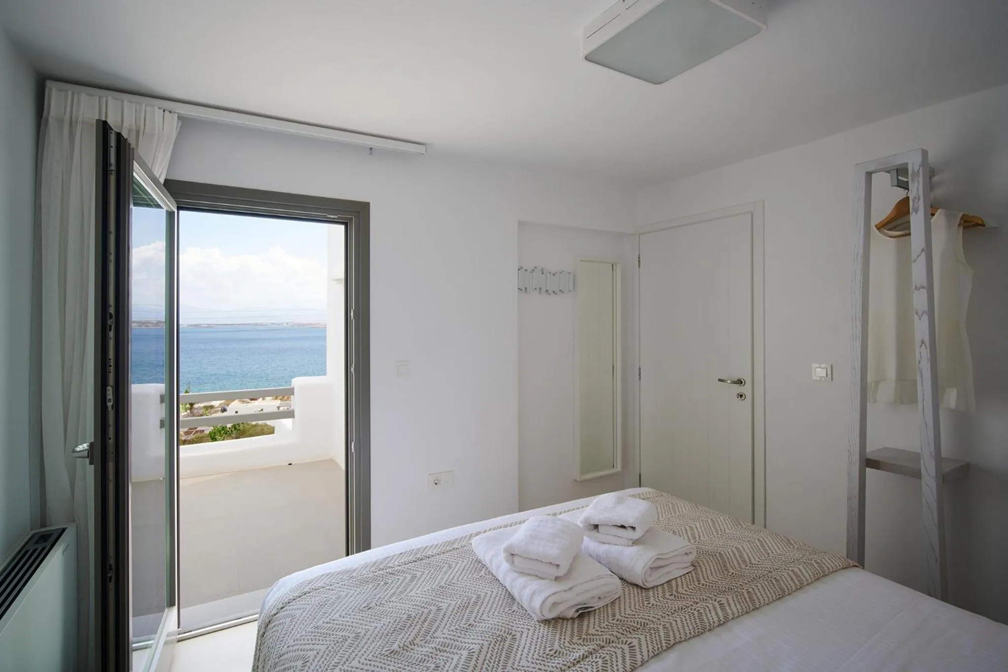 Bedroom, Bed in Kymo Luxury Suites Paros