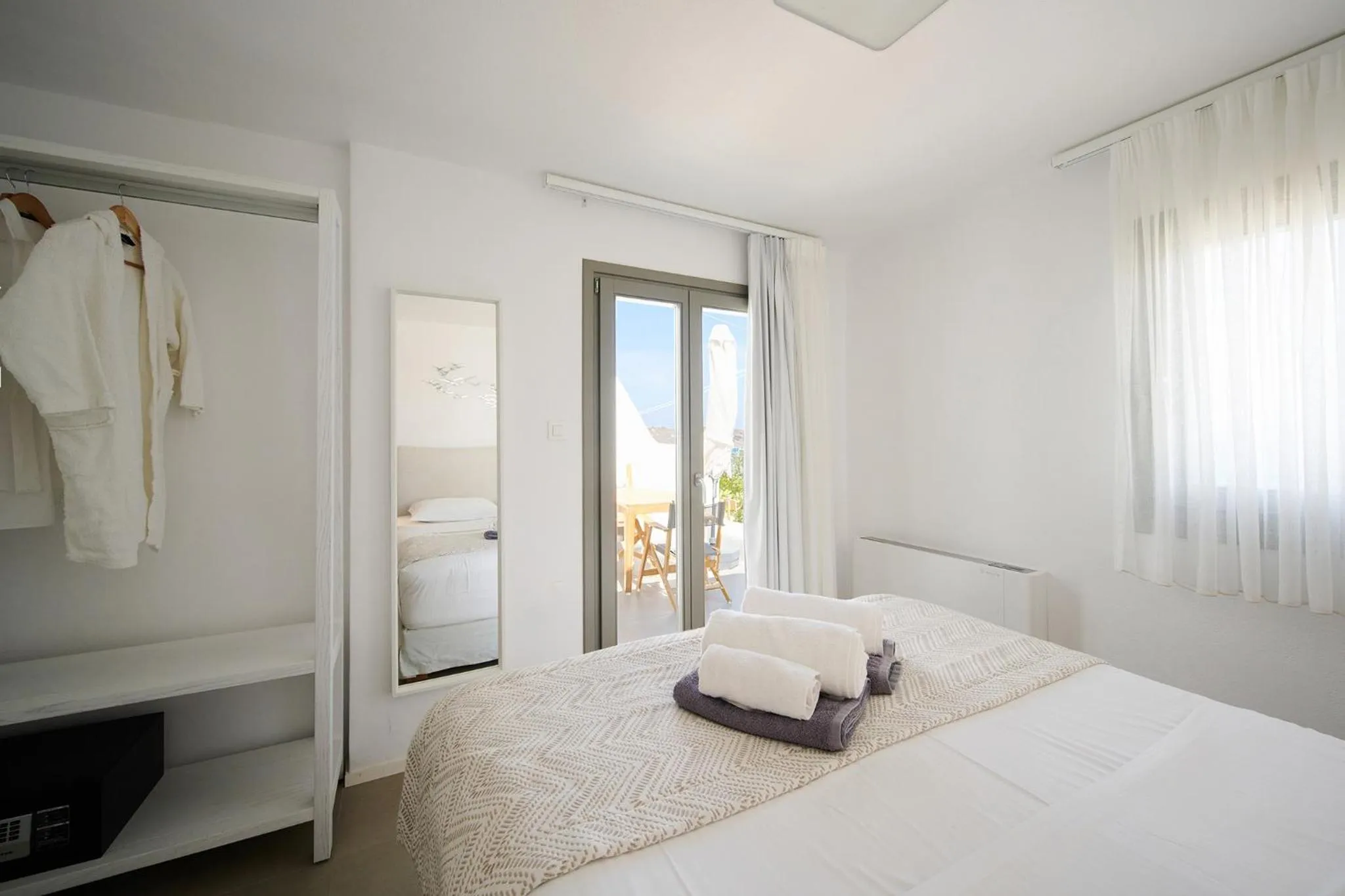Bedroom, Bed in Kymo Luxury Suites Paros