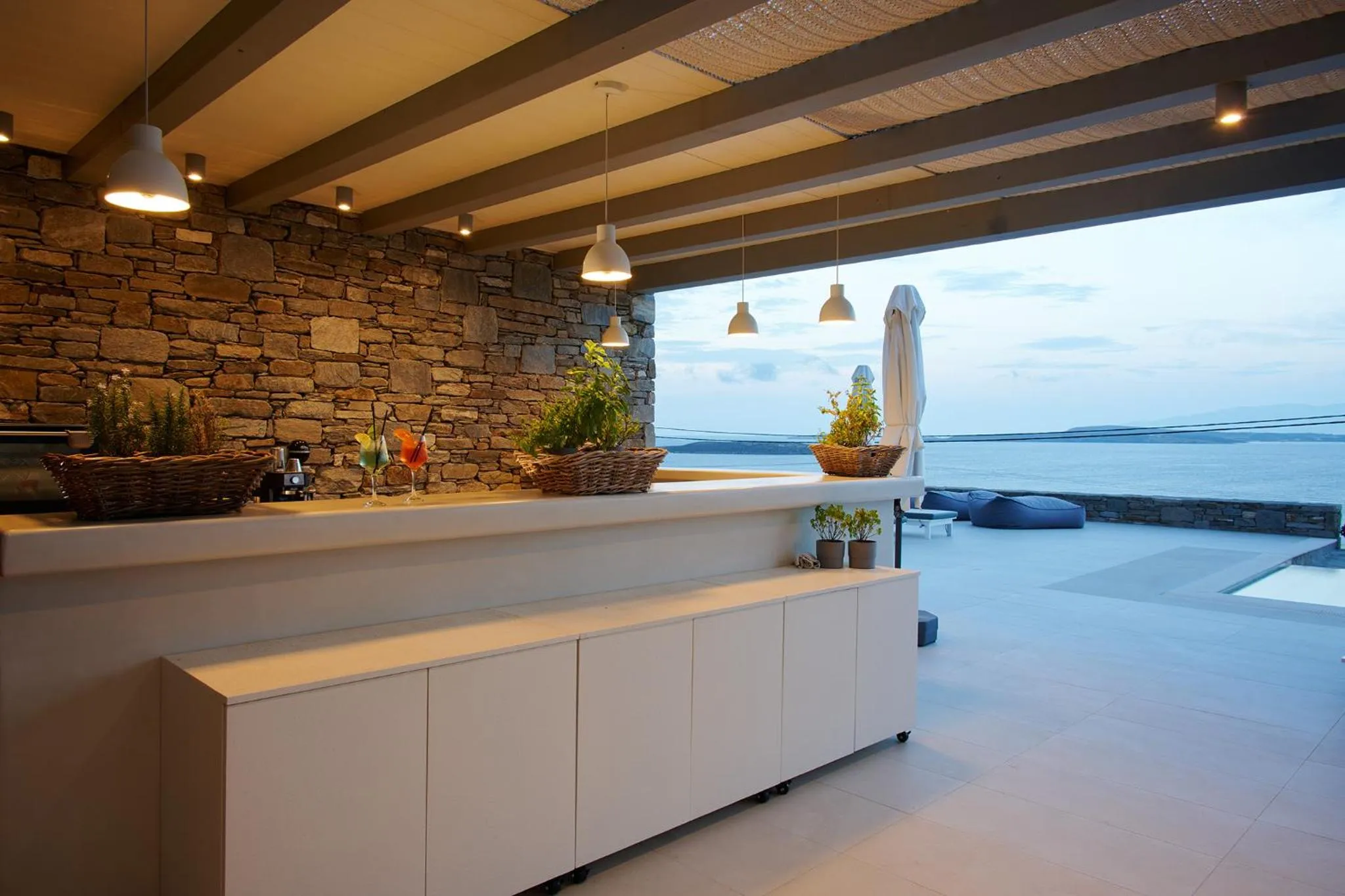 Lounge or bar in Kymo Luxury Suites Paros