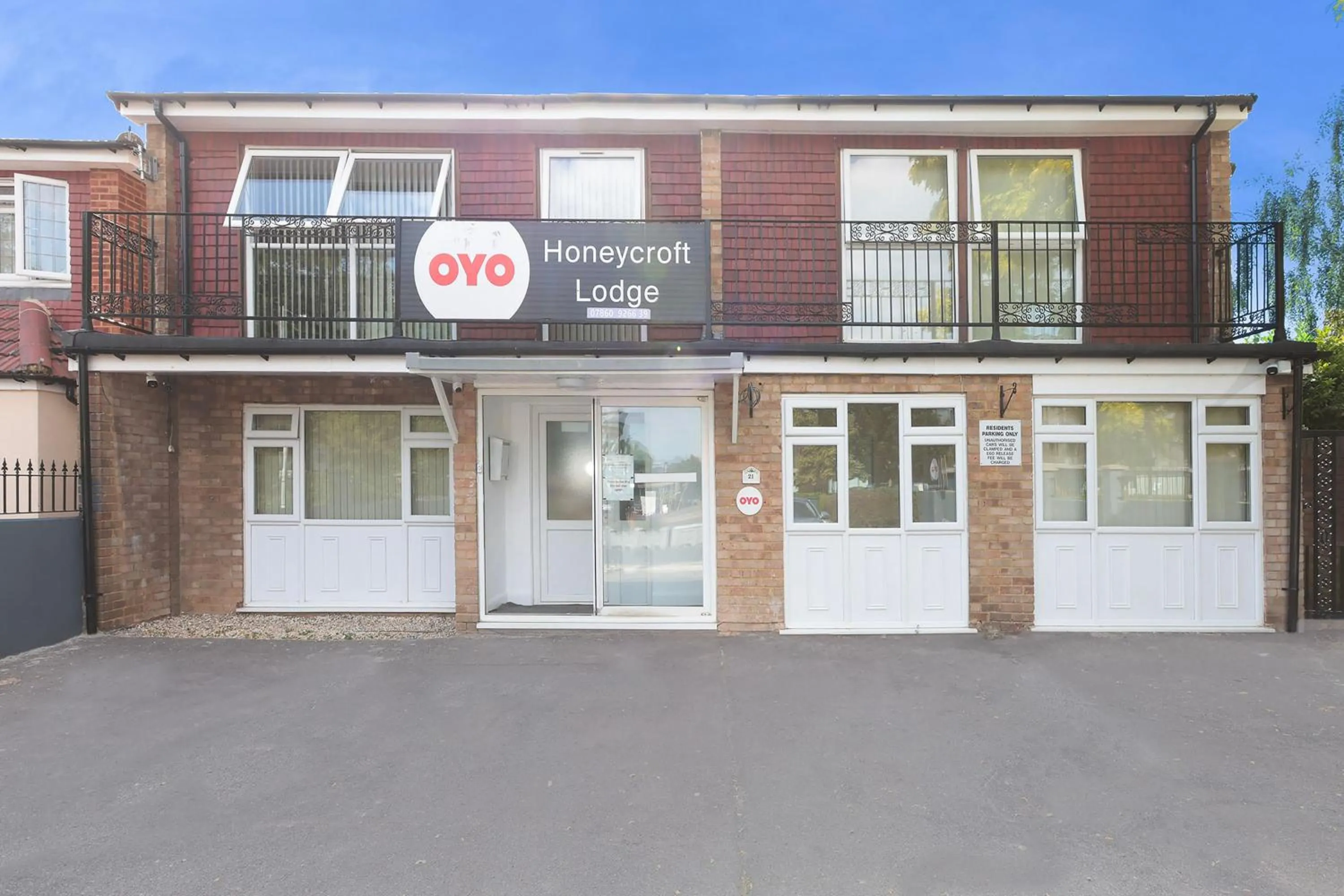 Facade/entrance in OYO Honeycroft Lodge