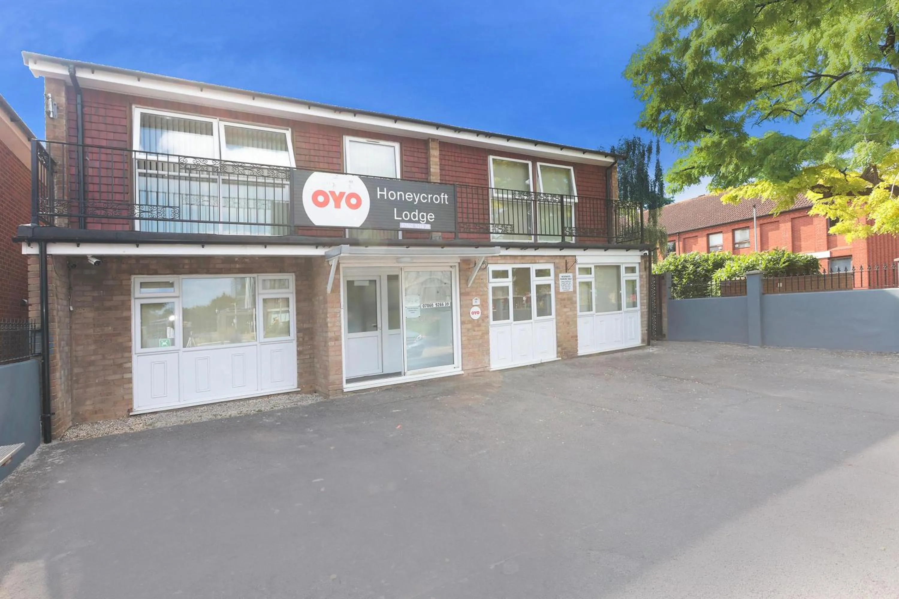 Facade/entrance in OYO Honeycroft Lodge